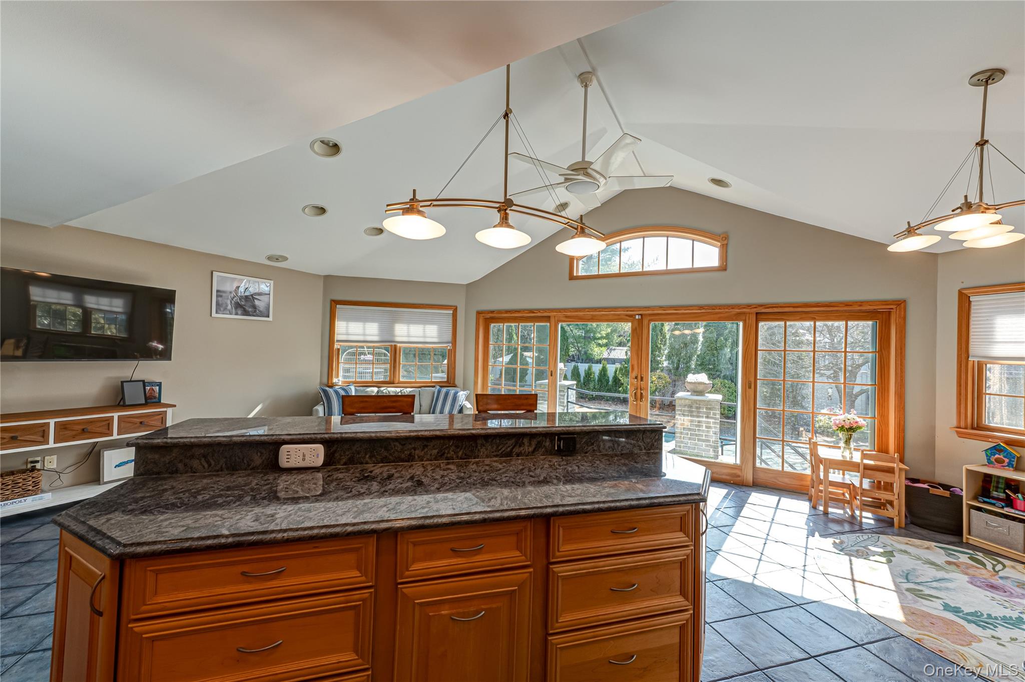 #13 photo, 28 Clifford Court, नासाउ काउंटी Malverne , NY 11565