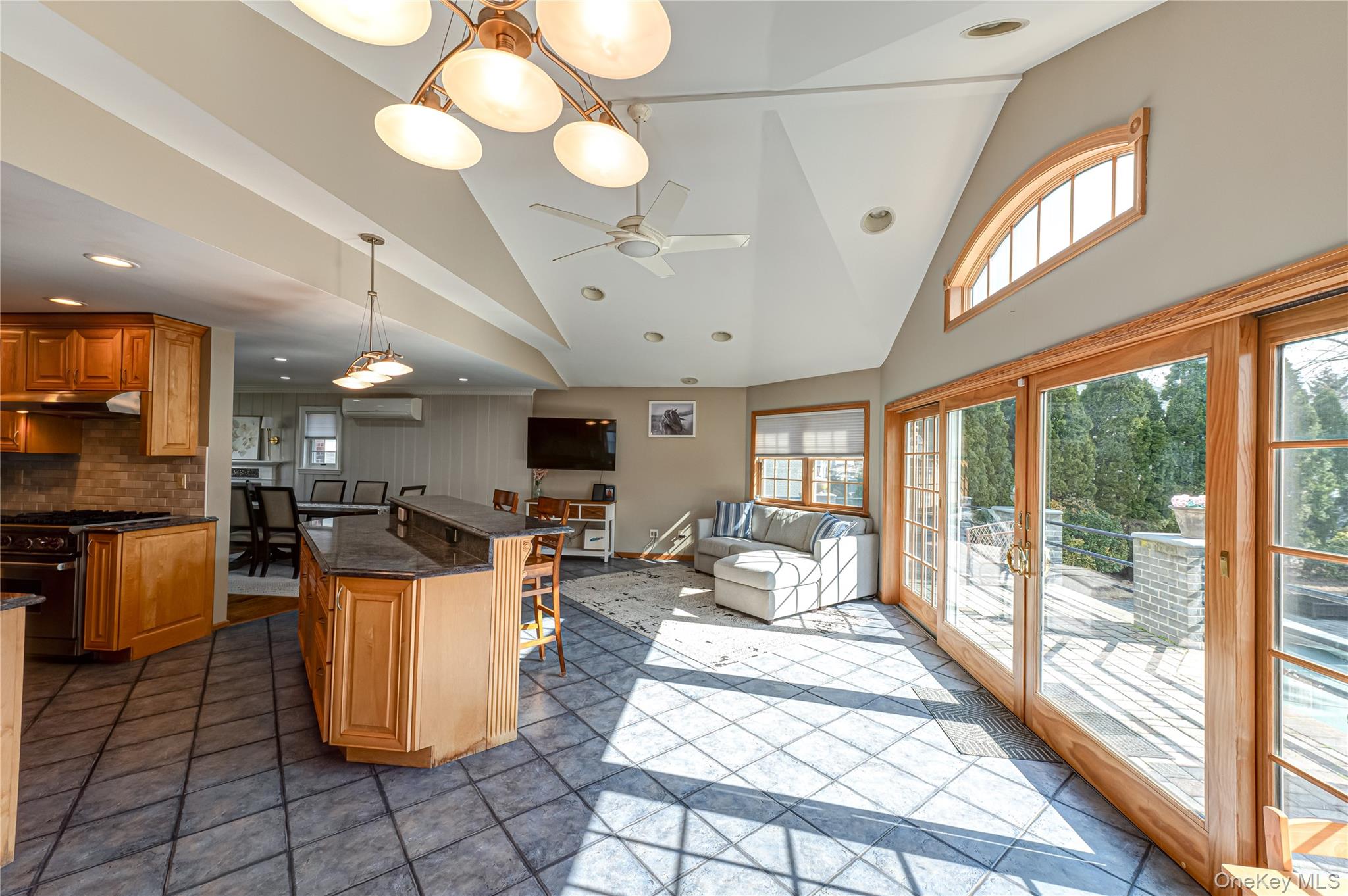 #17 photo, 28 Clifford Court, नासाउ काउंटी Malverne , NY 11565