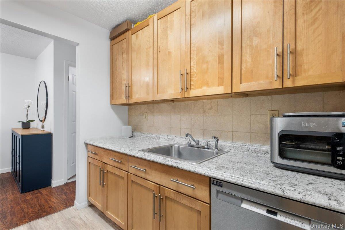 #8 photo, 555 Central Park Avenue, Scarsdale , NY 10583