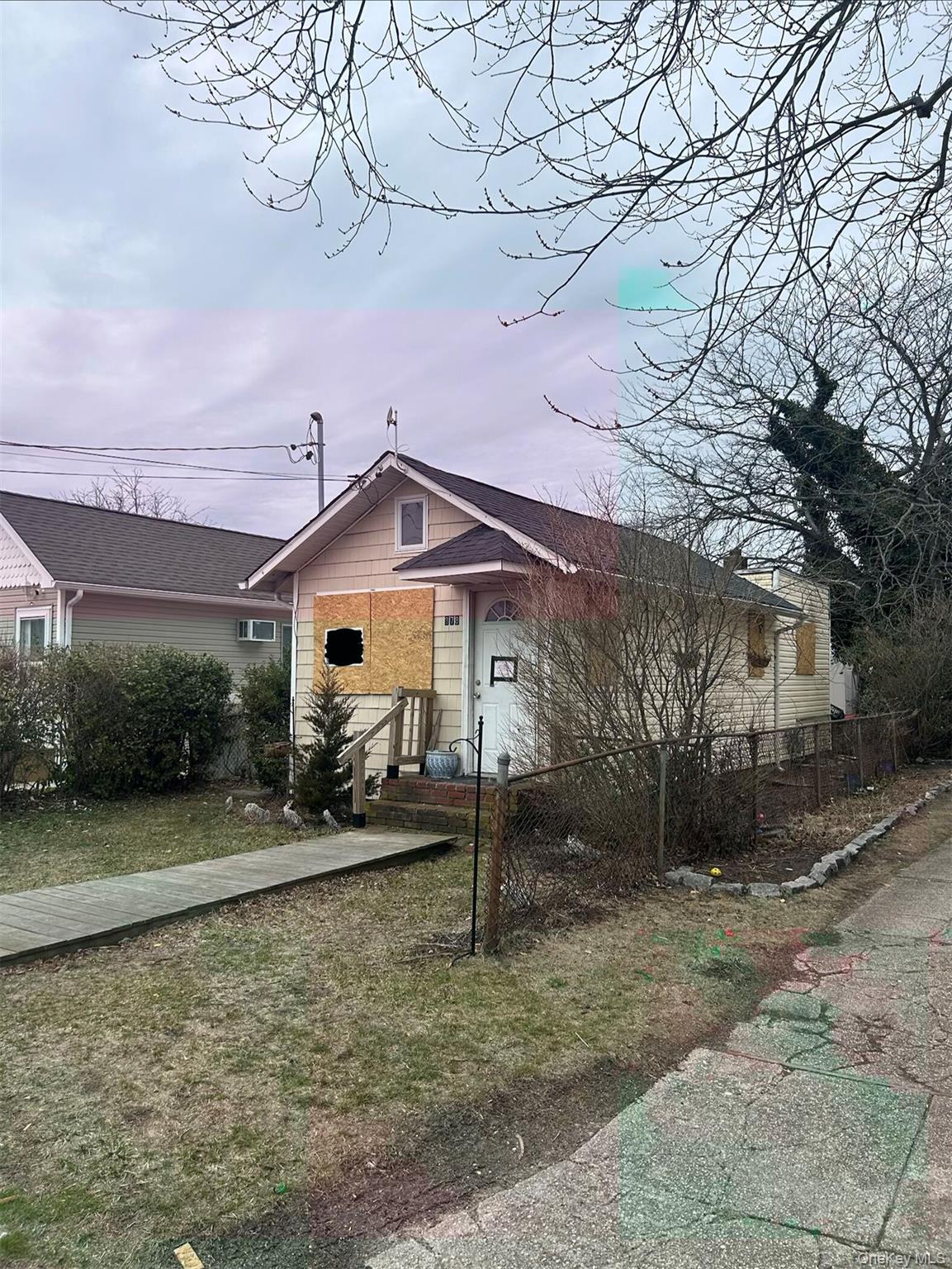 #1 photo, 878 S 5th Street, সাফোক কাউন্টি Lindenhurst , NY 11757