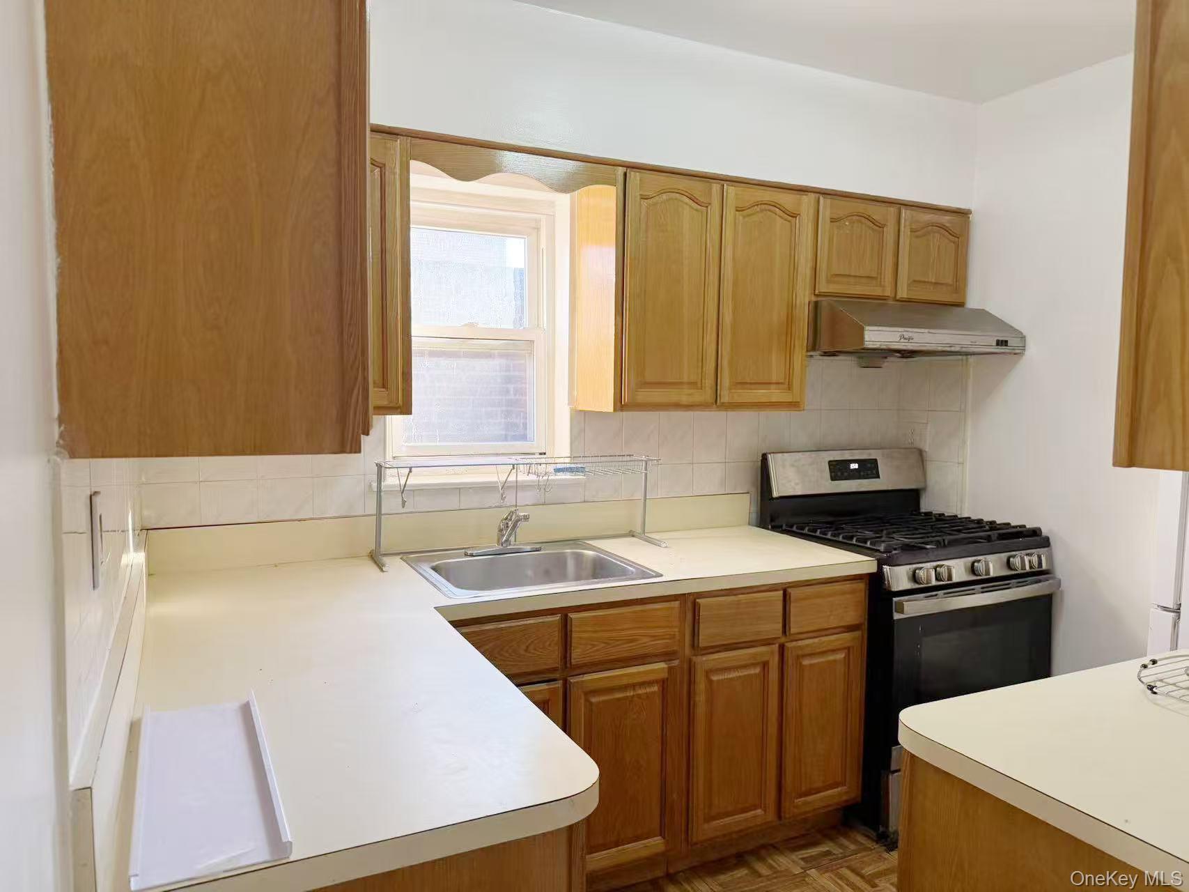 #2 photo, 51-21 Goldsmith Street, কুইন্‌স Elmhurst , NY 11373
