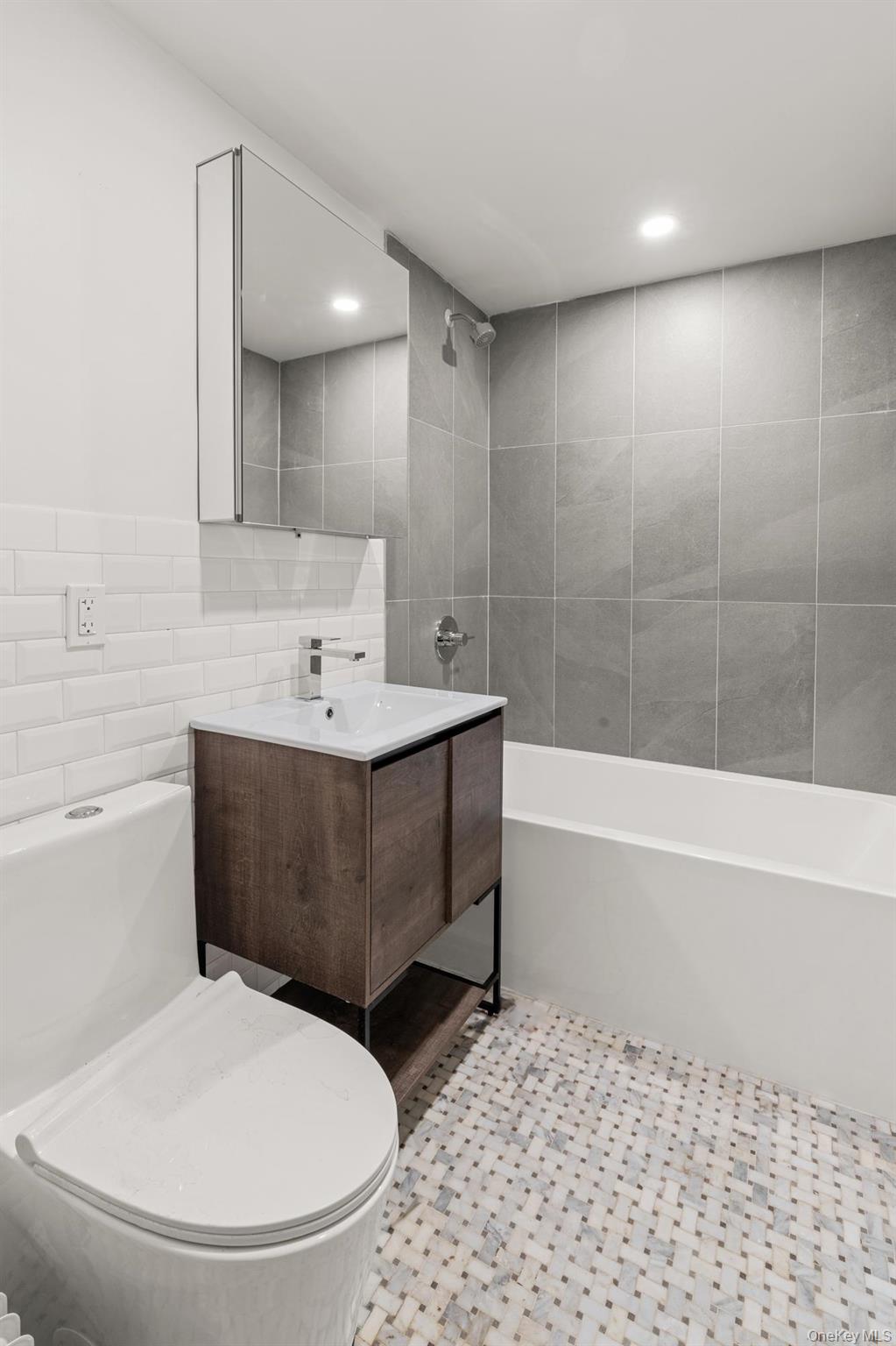 #15 photo, 385 Vernon Avenue, Бруклин ‖ Brooklyn , NY 11206