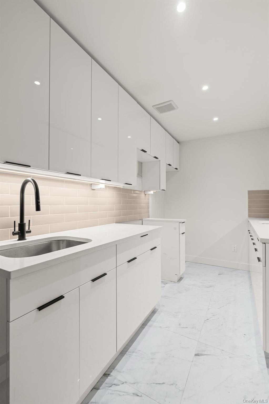 #16 photo, 385 Vernon Avenue, Бруклин ‖ Brooklyn , NY 11206