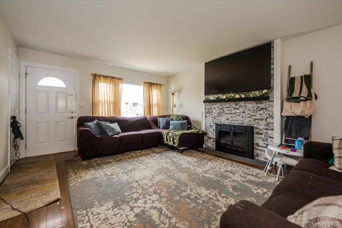 #3 photo, 18 Cambridge Drive, সাফোক কাউন্টি Babylon , NY 11702