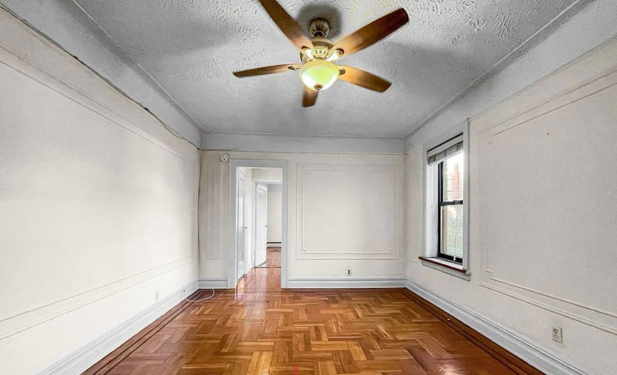 #4 photo, 79th Street & 3rd Ave, ব্রুকলিন Bay Ridge , NY 11209