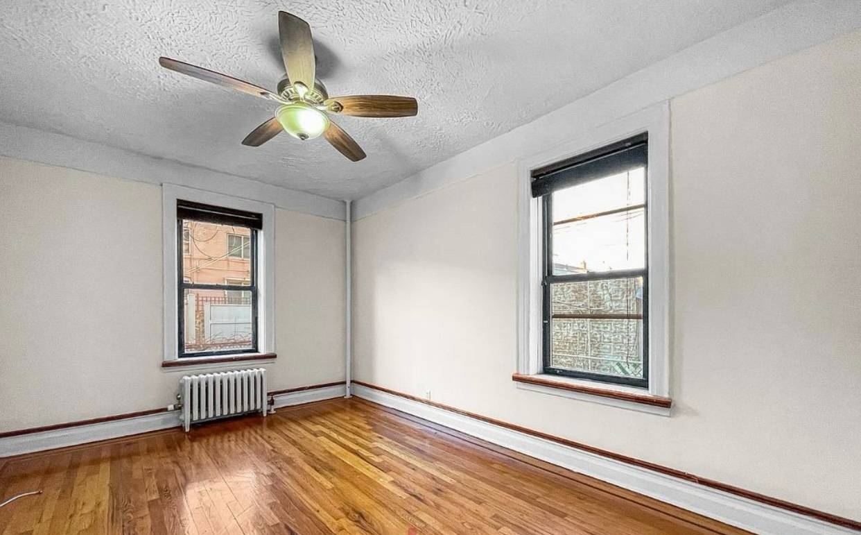 #5 photo, 79th Street & 3rd Ave, ব্রুকলিন Bay Ridge , NY 11209