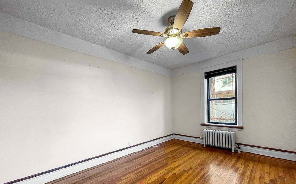 #6 photo, 79th Street & 3rd Ave, ব্রুকলিন Bay Ridge , NY 11209