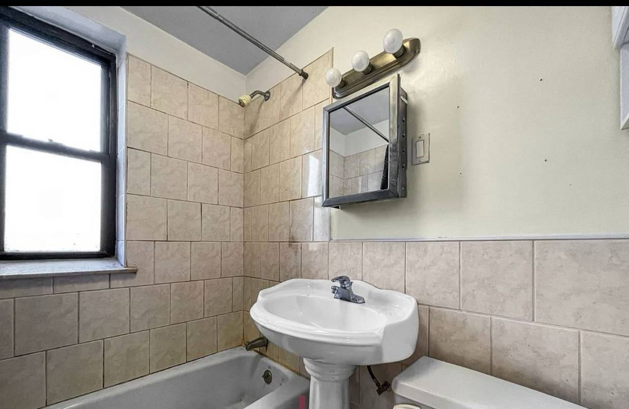 #7 photo, 79th Street & 3rd Ave, ব্রুকলিন Bay Ridge , NY 11209