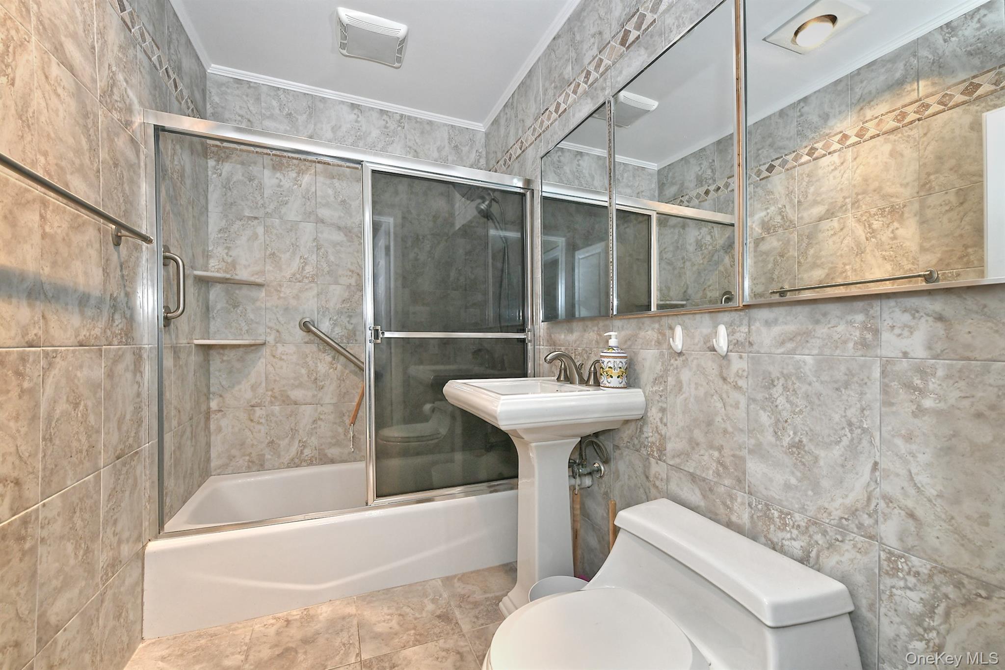 #15 photo, 38 Moss Lane, নাসাউ কাউন্টি Levittown , NY 11756