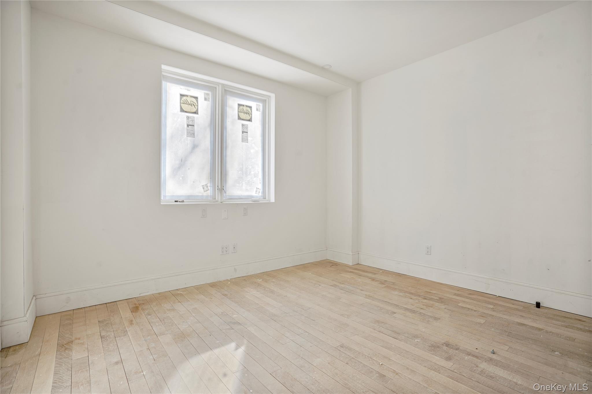 #3 photo, 376 Vernon Avenue, Бруклин ‖ Brooklyn , NY 11206
