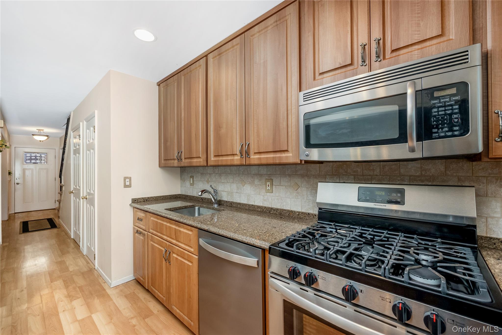 #12 photo, 8 Town House Drive, নাসাউ কাউন্টি Massapequa Park , NY 11762