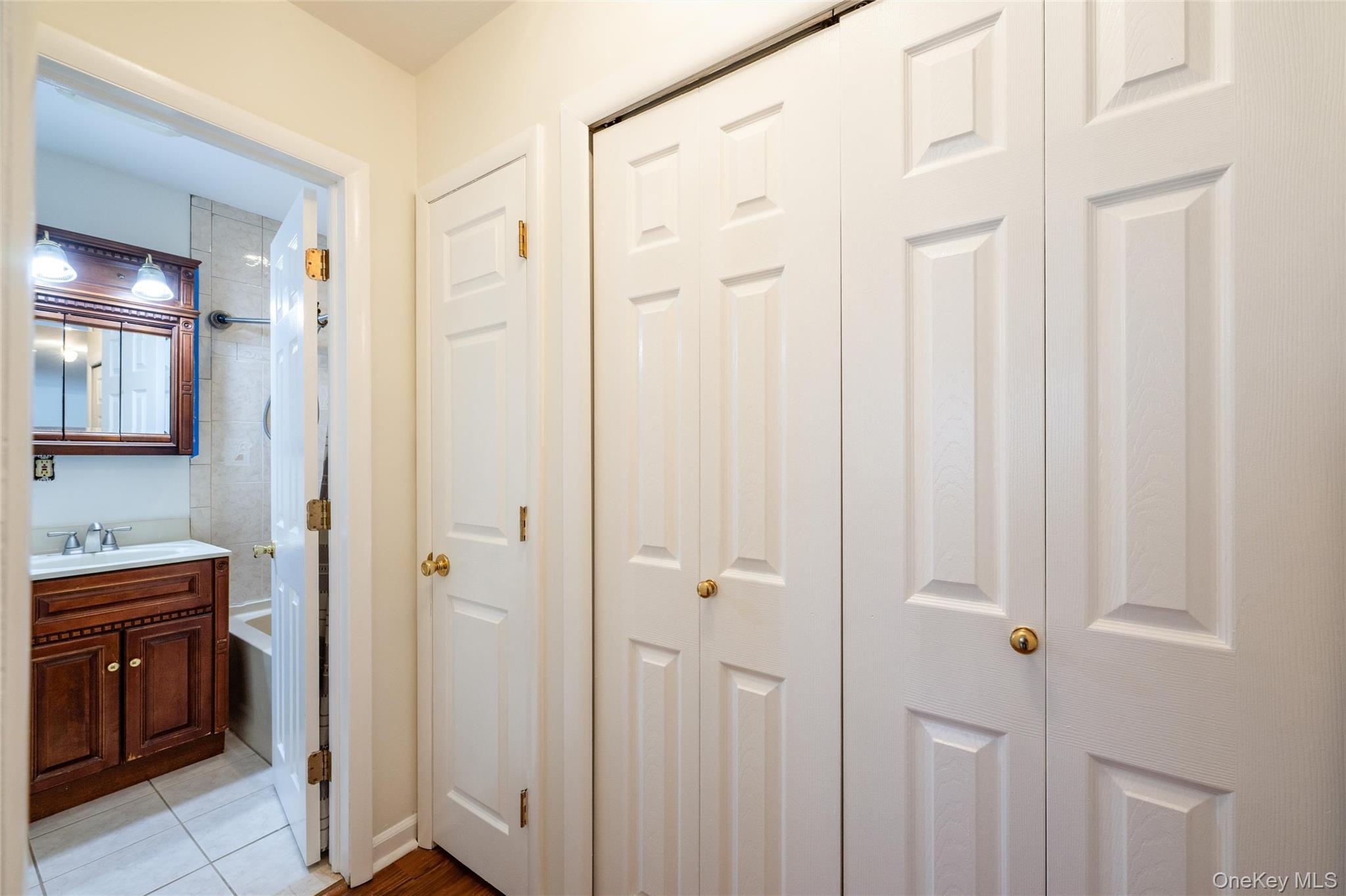 #12 photo, 460 Old Town Road, সাফোক কাউন্টি Port Jefferson Station , NY 11776