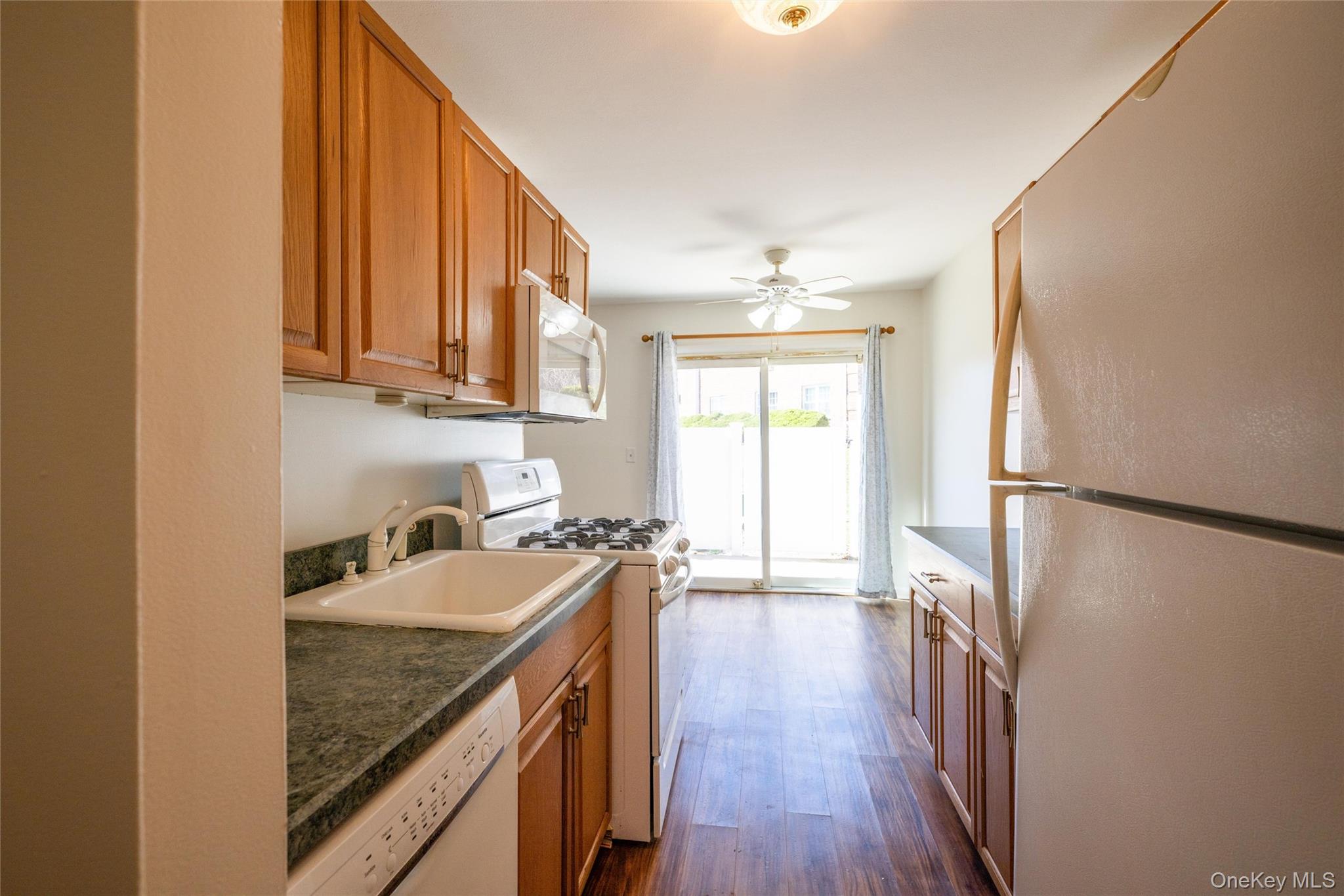 #7 photo, 460 Old Town Road, সাফোক কাউন্টি Port Jefferson Station , NY 11776