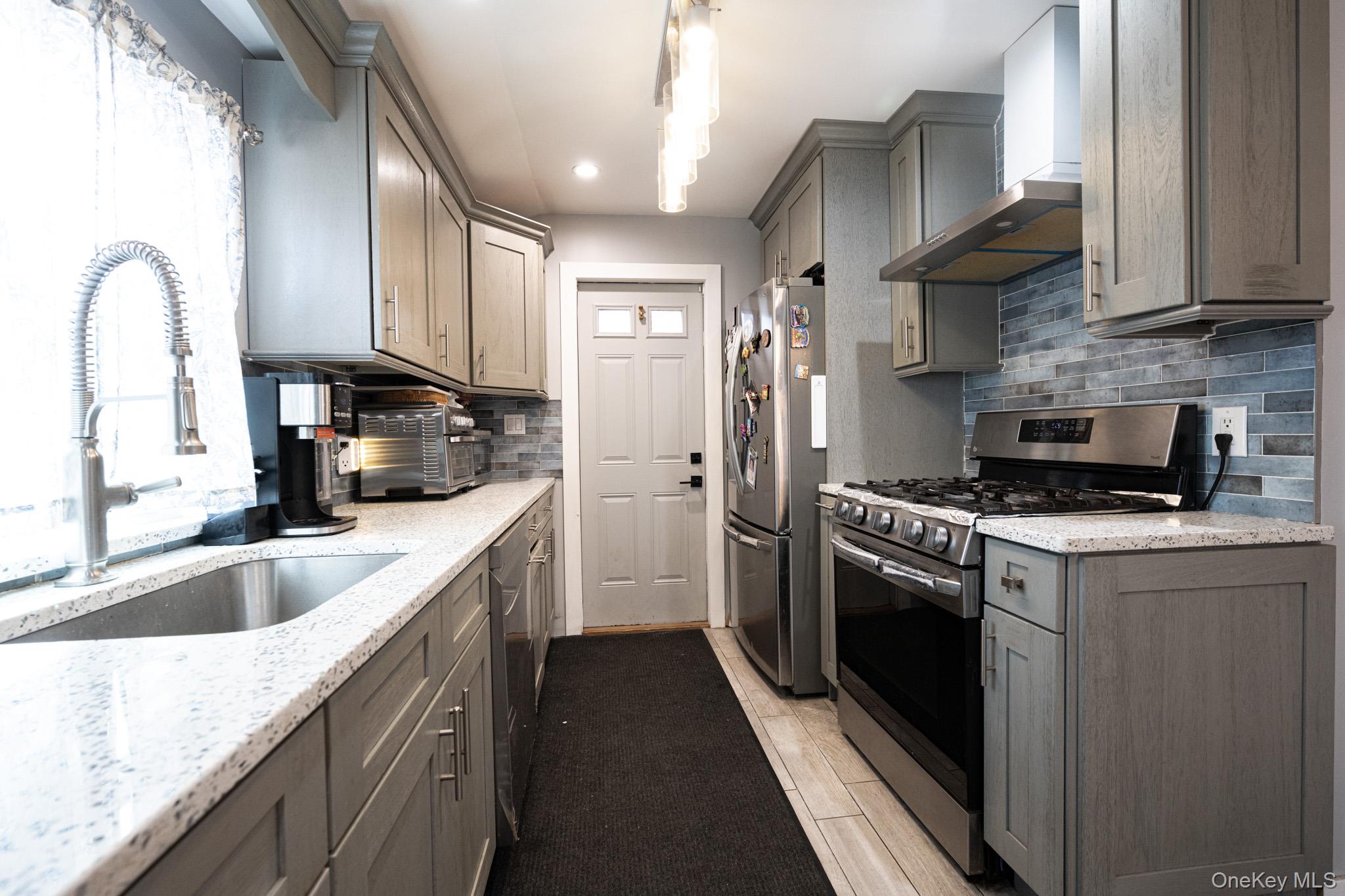 #1 photo, 13 E Walnut Street, সাফোক কাউন্টি Central Islip , NY 11722