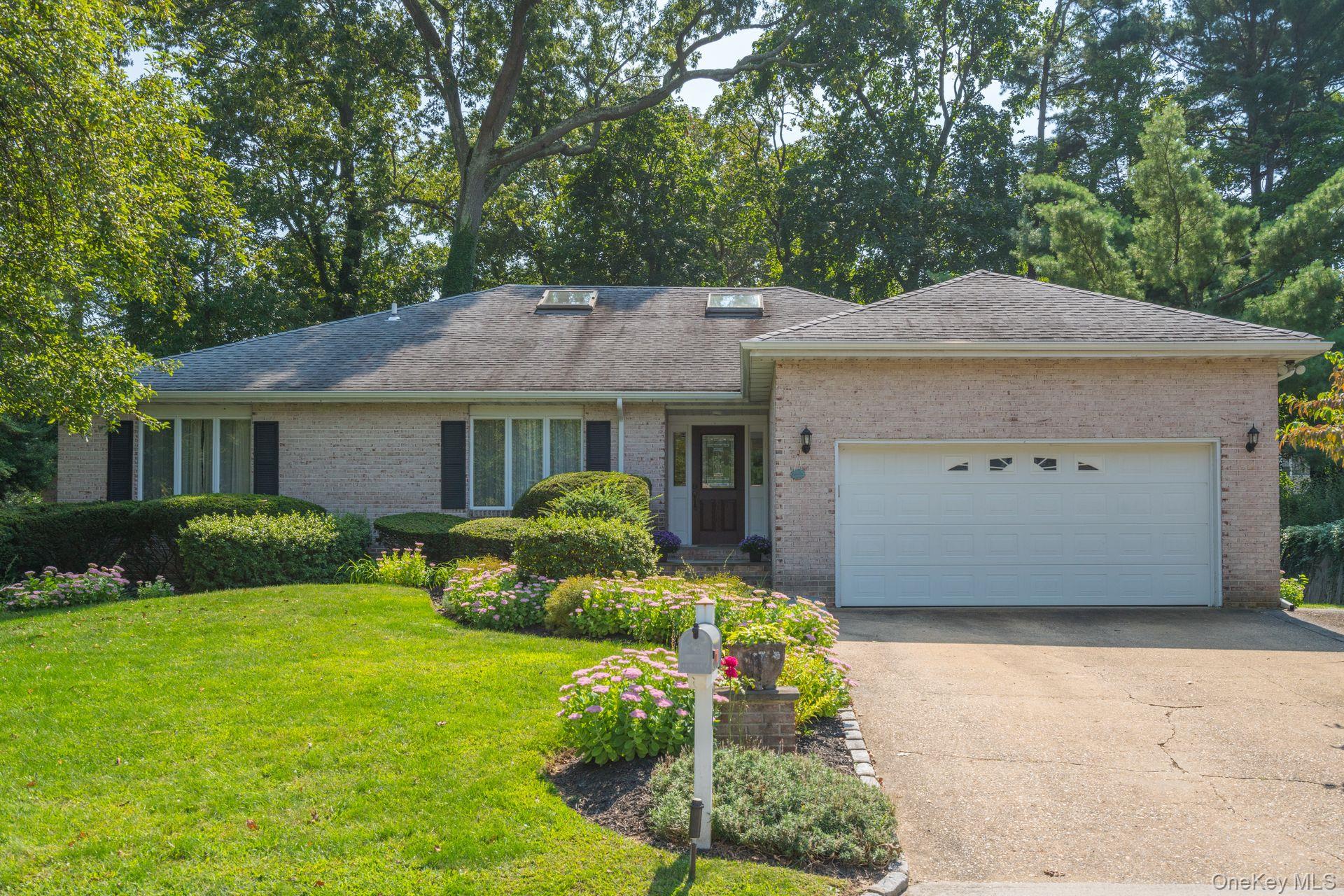 #1 photo, 14 Oak Point Drive, নাসাউ কাউন্টি Bayville , NY 11709