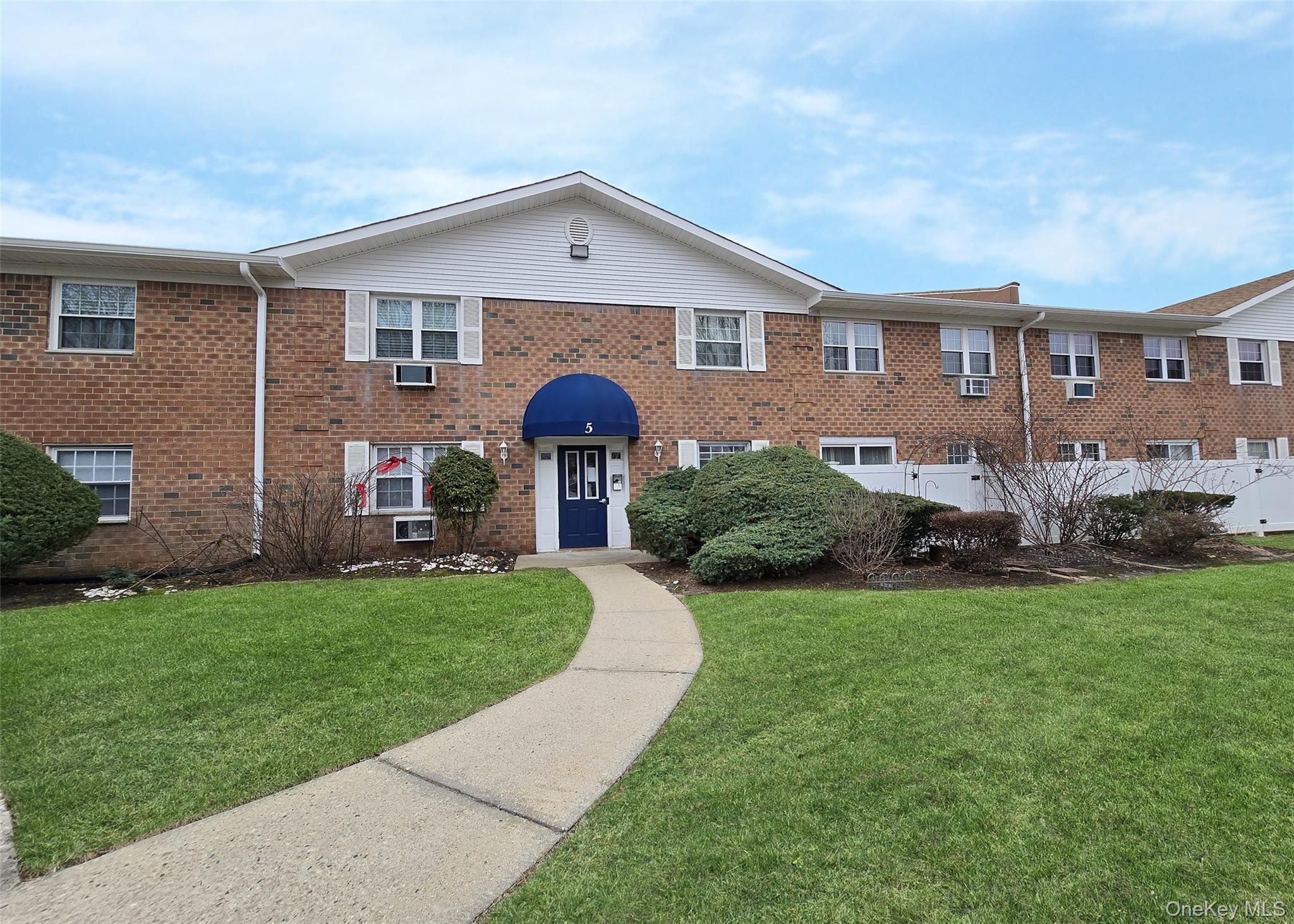 #1 photo, 460 Old Town Road, সাফোক কাউন্টি Port Jefferson Station , NY 11772