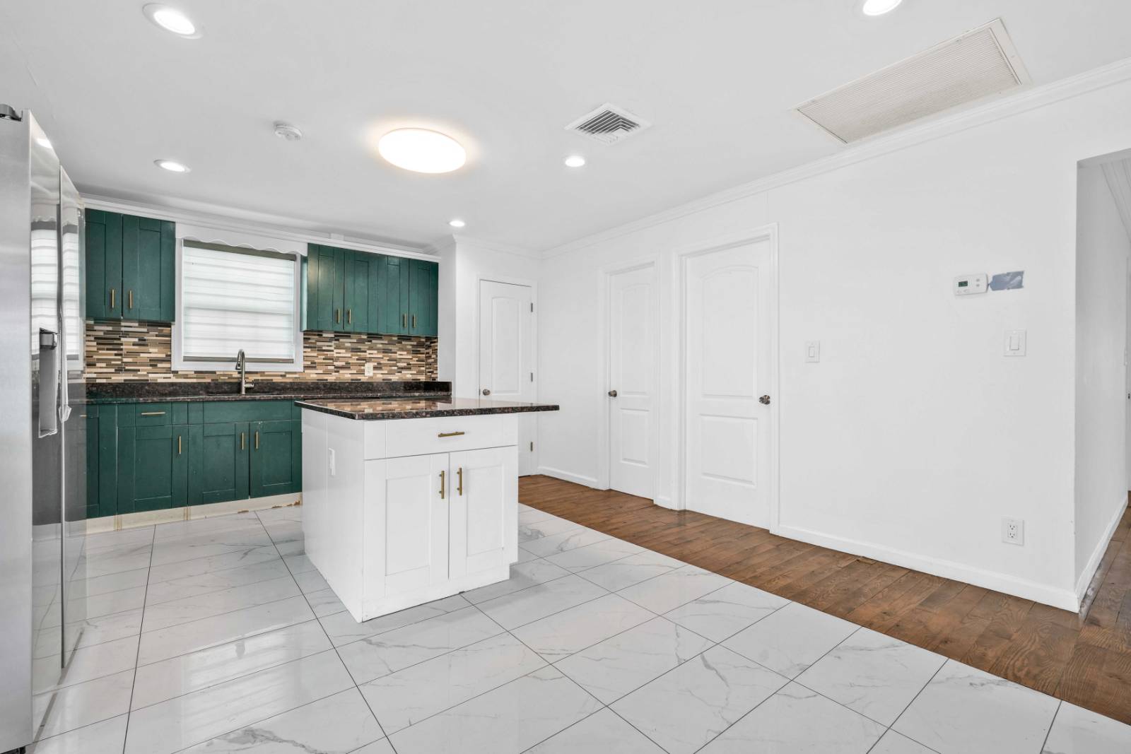 #8 photo, 1563 Wilson Road, 롱 아일랜드 East Meadow , NY 11554