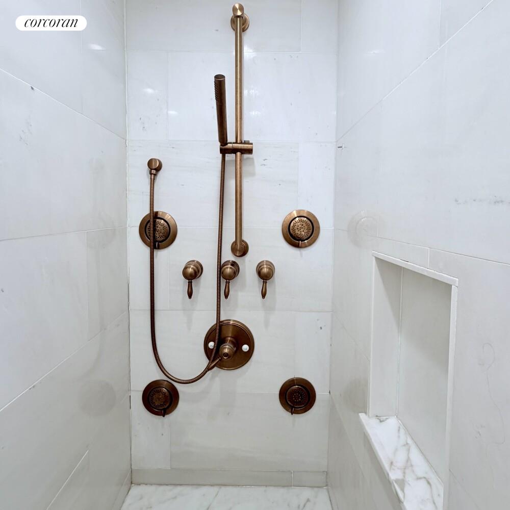 #9 photo, 46 GATLING Place, הברונקס Fort Hamilton , NY 11209