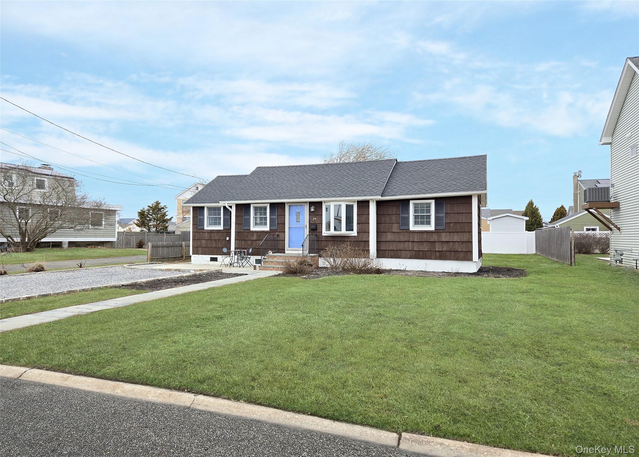 #1 photo, 19 Kent Place, সাফোক কাউন্টি Amityville , NY 11701