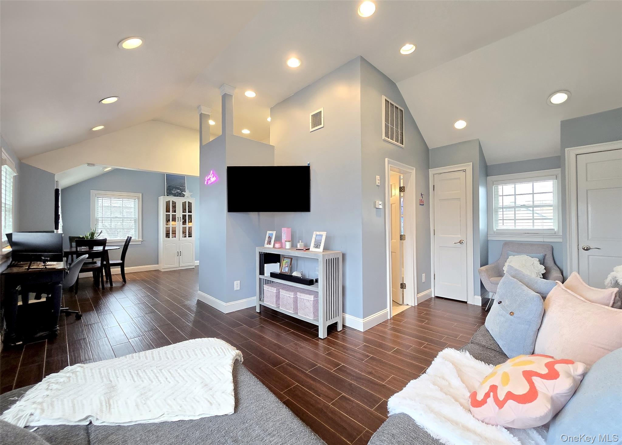 #2 photo, 19 Kent Place, সাফোক কাউন্টি Amityville , NY 11701