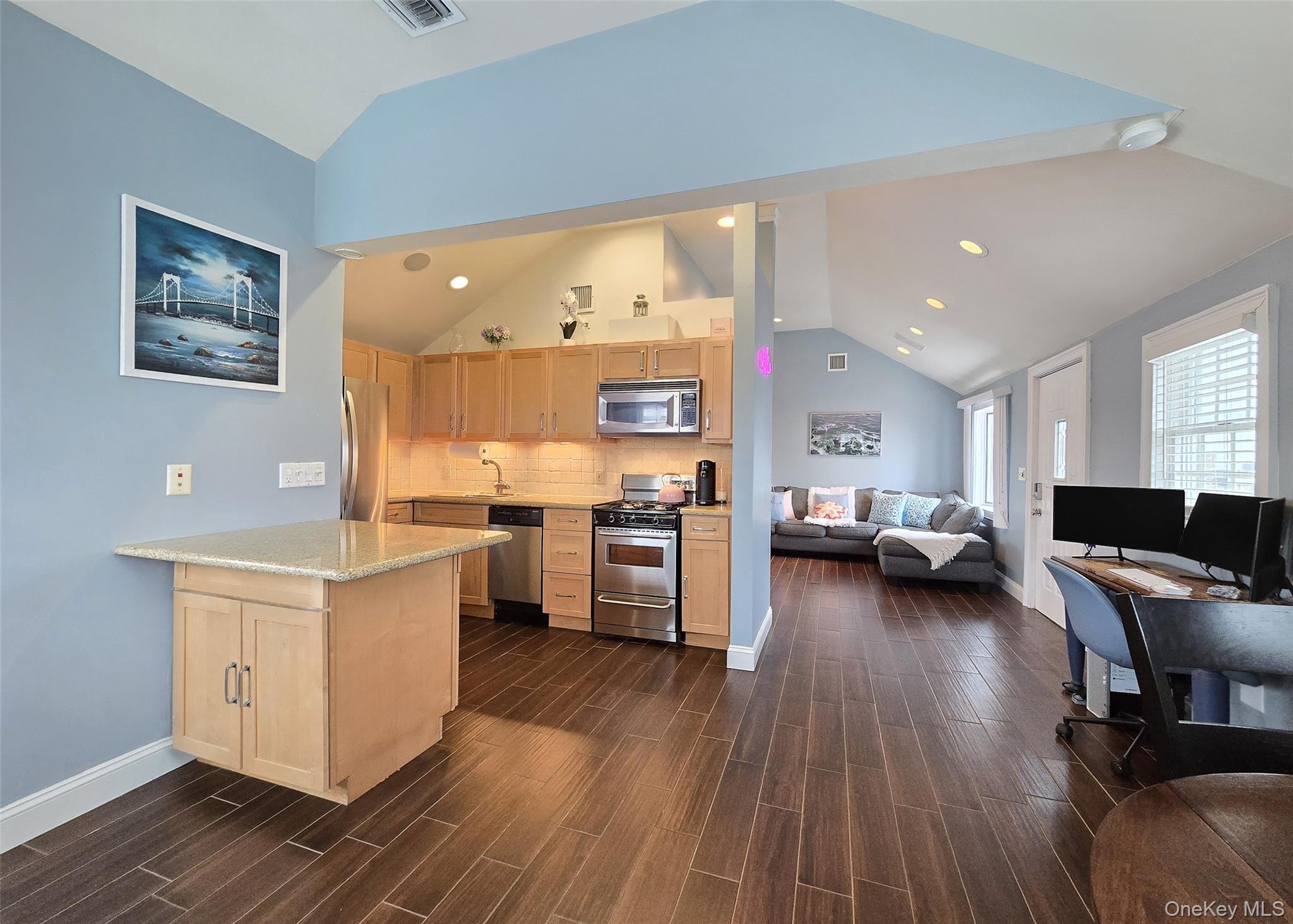 #4 photo, 19 Kent Place, সাফোক কাউন্টি Amityville , NY 11701