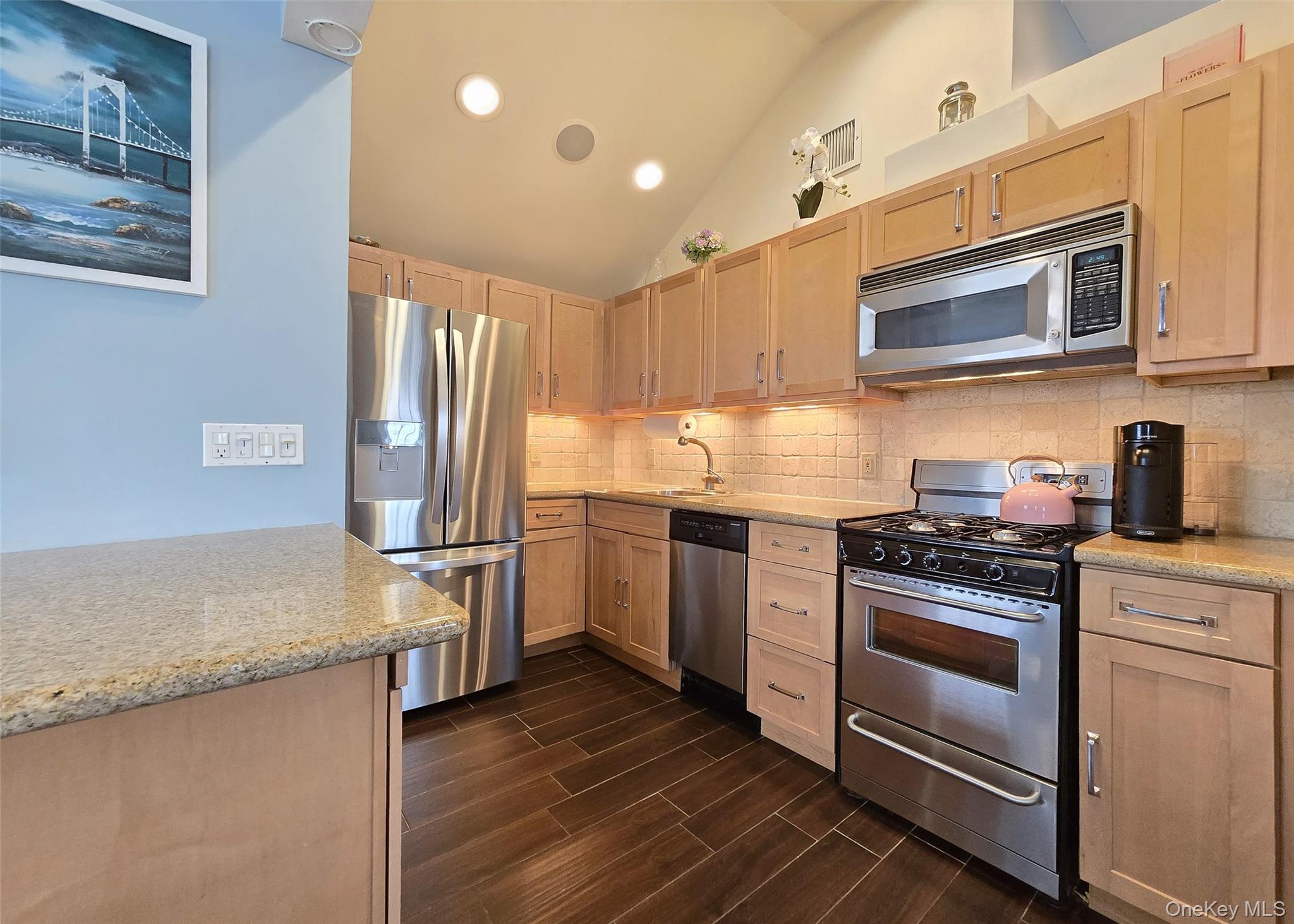 #6 photo, 19 Kent Place, সাফোক কাউন্টি Amityville , NY 11701