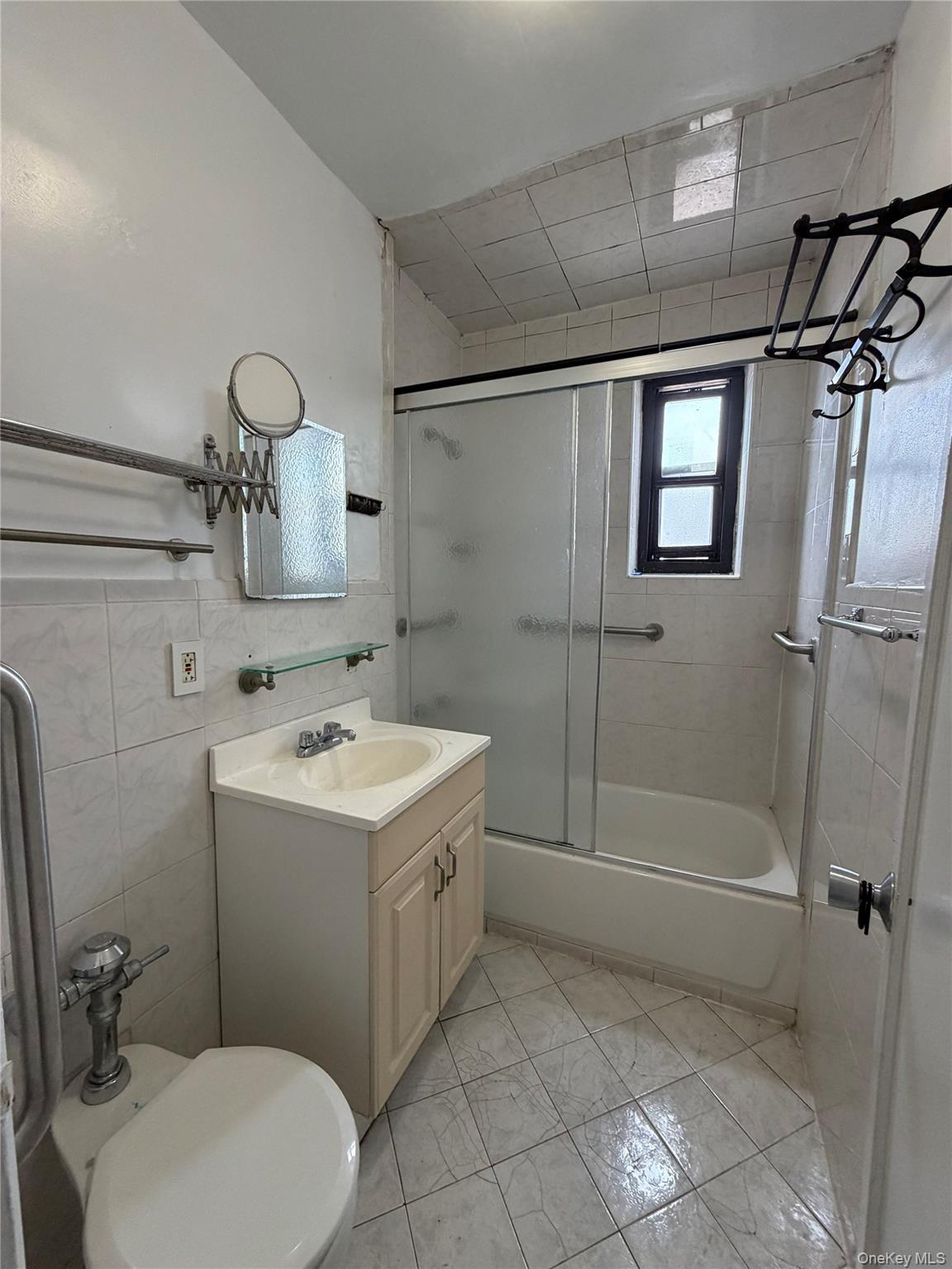 #13 photo, 90-09 Northern Boulevard, কুইন্‌স Jackson Heights , NY 11372