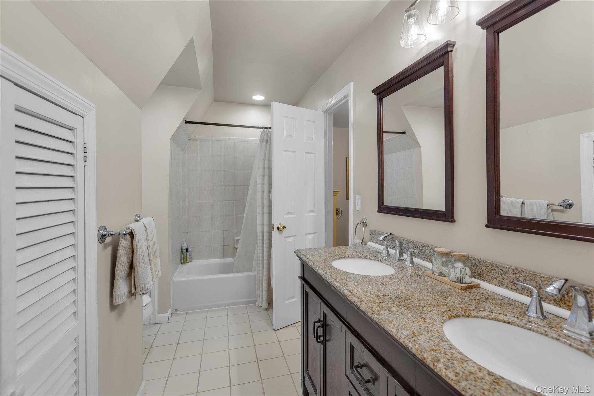 #12 photo, 72 Daly Road, সাফোক কাউন্টি East Northport , NY 11731