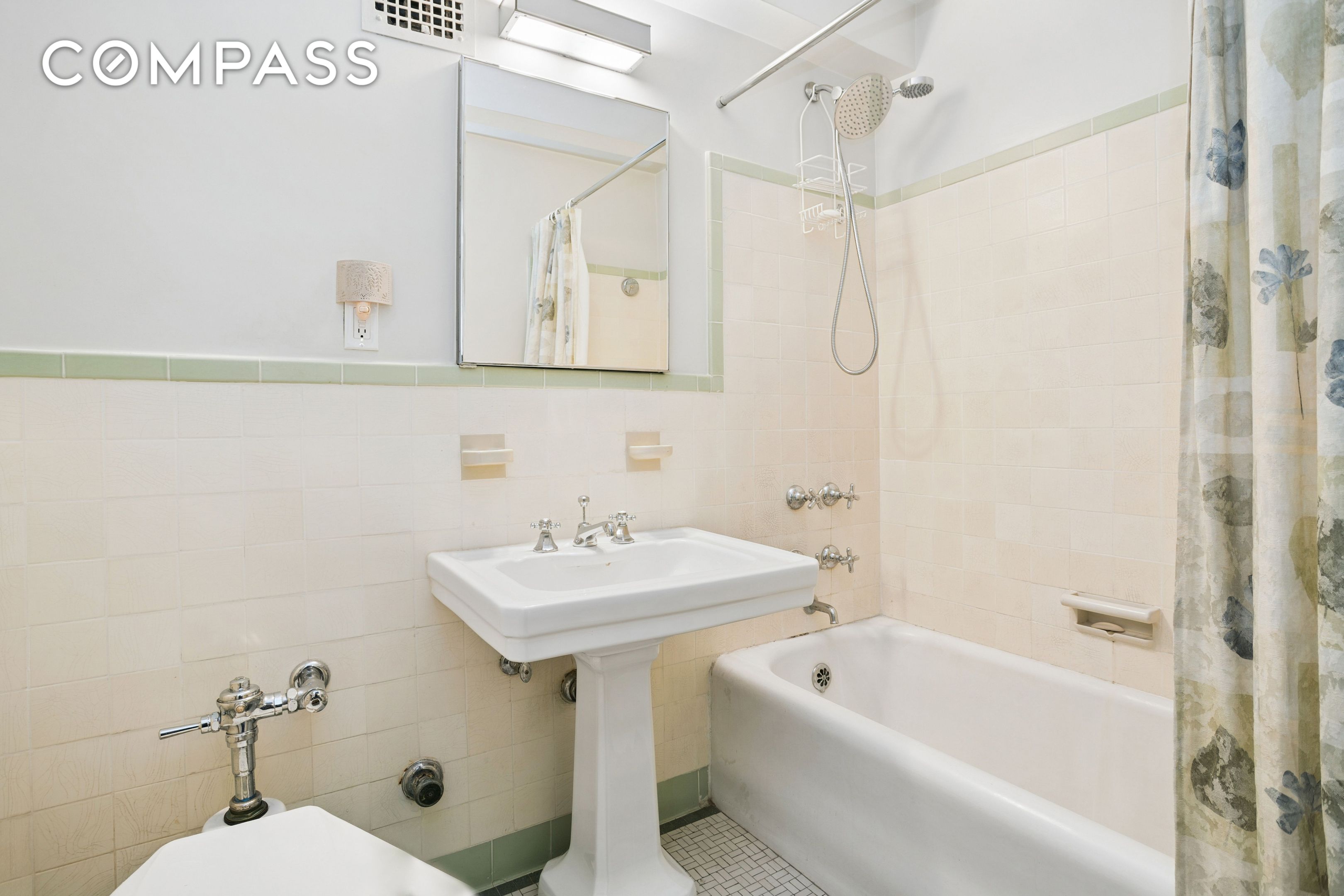 #5 photo, 2 Beekman Place, मैनहटन Midtown East , NY 10022