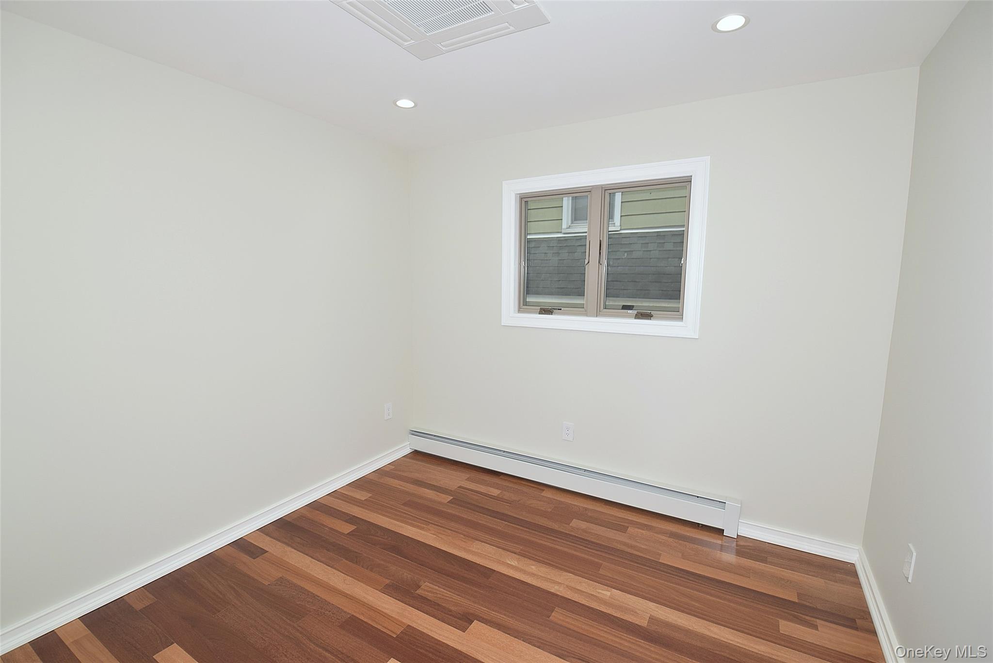 #17 photo, 86-16 262nd Street, কুইন্‌স Floral Park , NY 11001