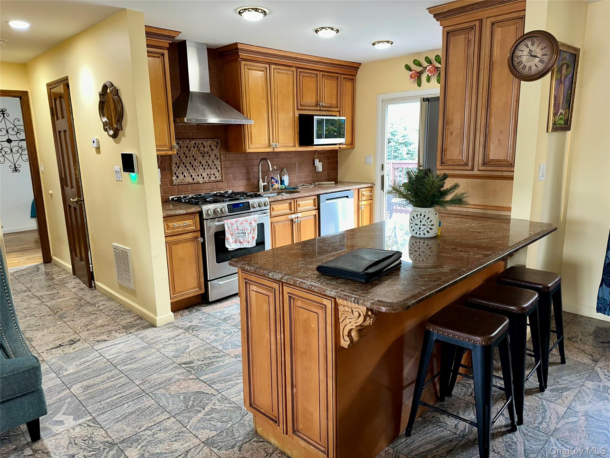 #2 photo, 1316 McClure Avenue, নাসাউ কাউন্টি Elmont , NY 11003