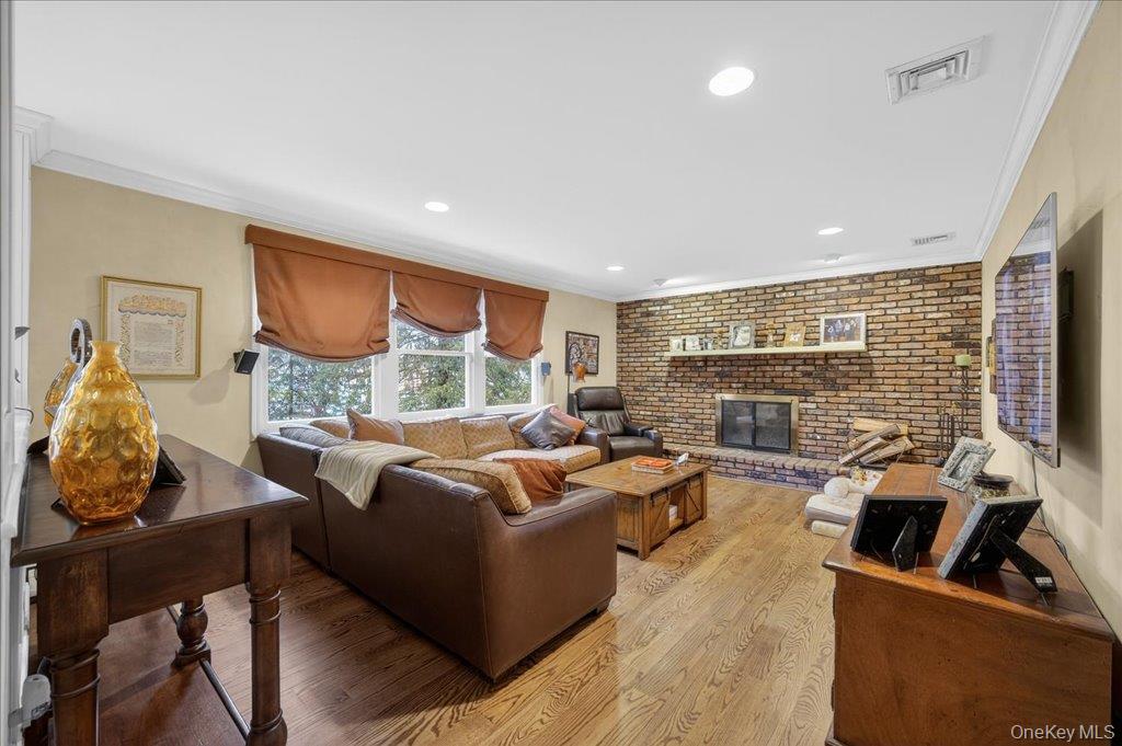 #12 photo, 10 Evergreen Court, Suffern , NY 10901