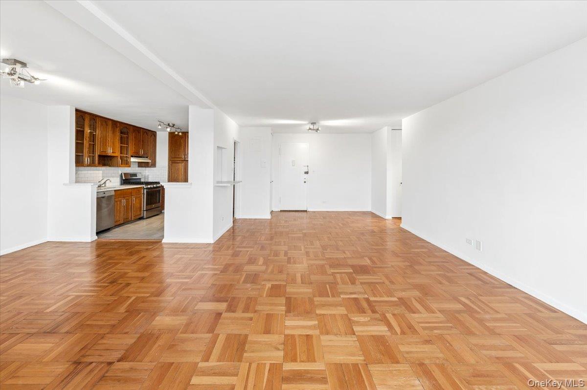 #11 photo, 3935 Blackstone Avenue, ব্রঙ্কস Bronx , NY 10471