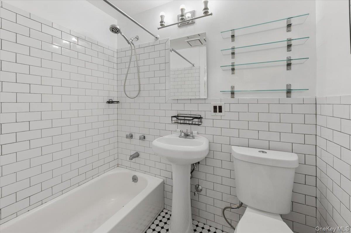 #6 photo, 3935 Blackstone Avenue, ব্রঙ্কস Bronx , NY 10471