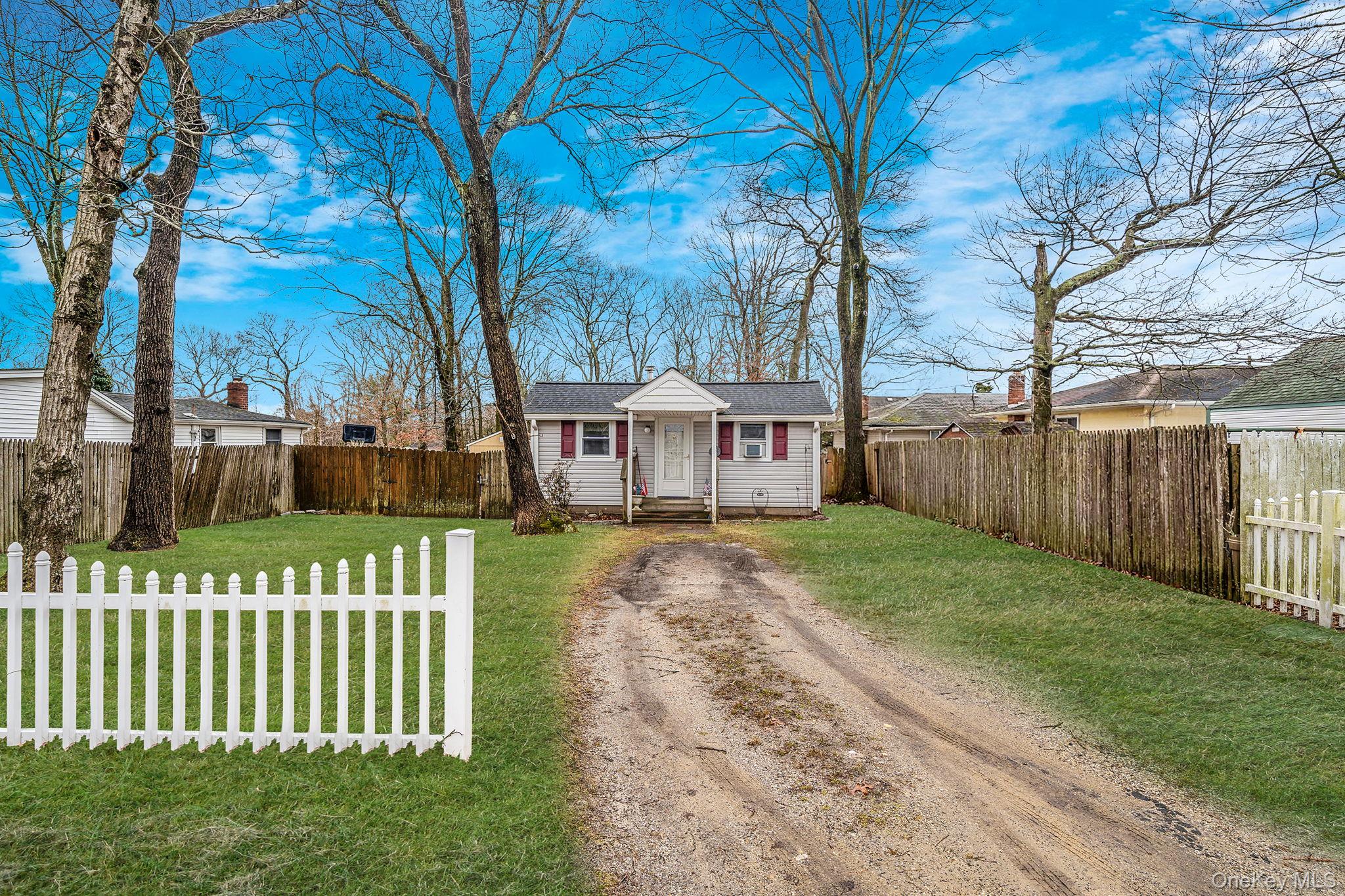 #3 photo, 16 Rexmere Avenue, সাফোক কাউন্টি Farmingville , NY 11738