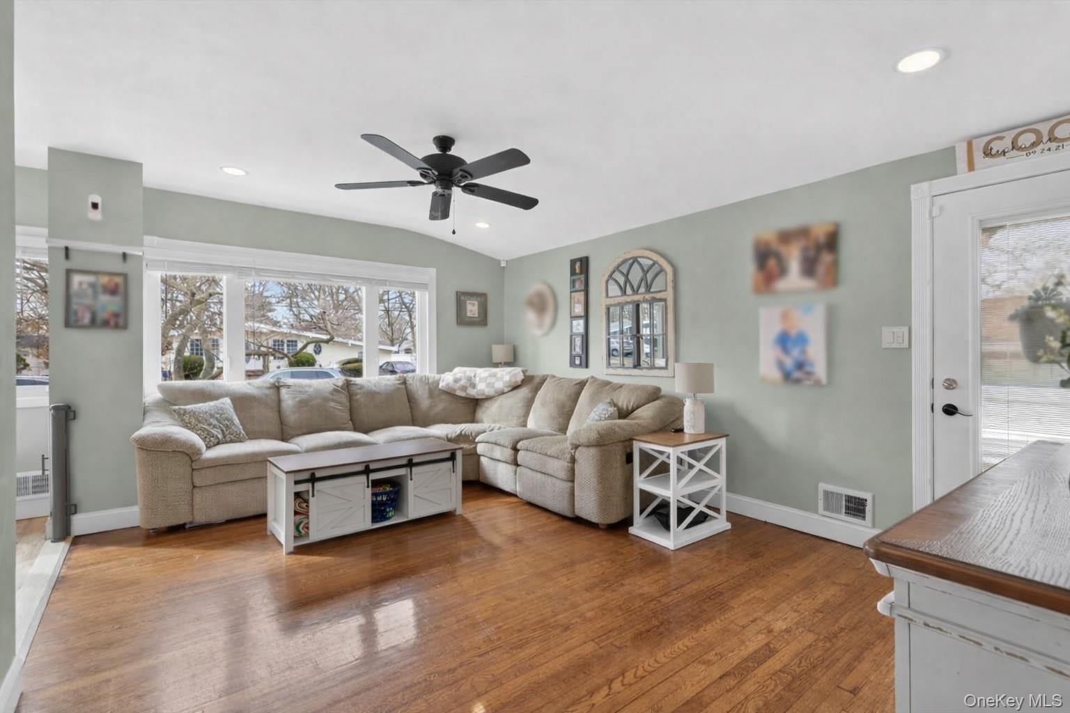 #4 photo, 8 Duane Drive, 東長島 Ronkonkoma , NY 11779