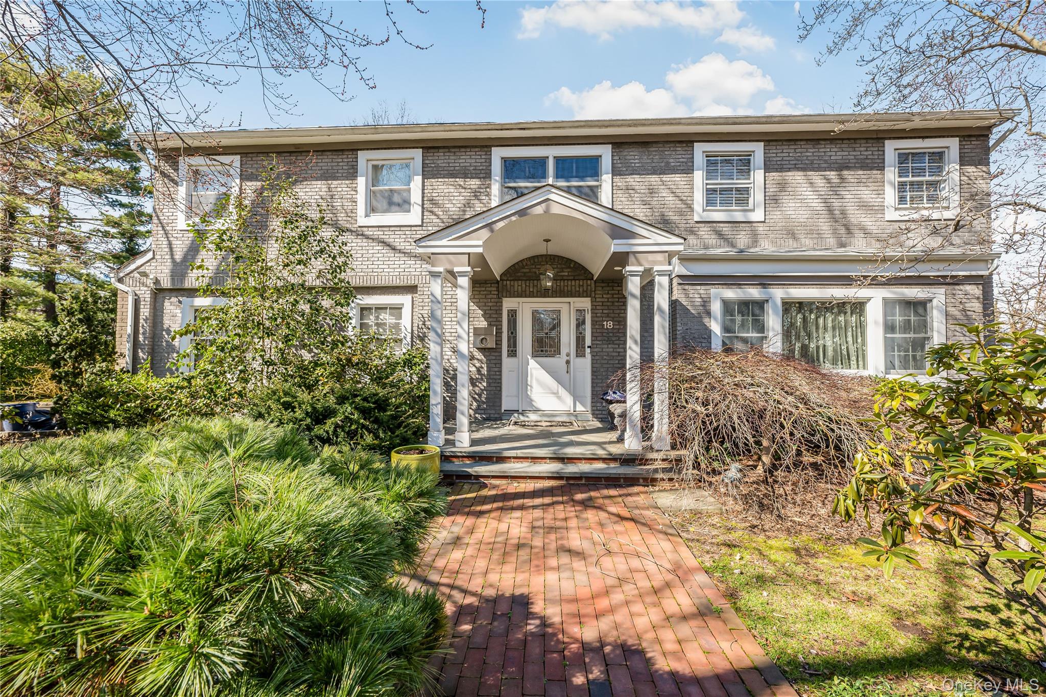 #1 photo, 18 Woodland Road, নাসাউ কাউন্টি Roslyn , NY 11576