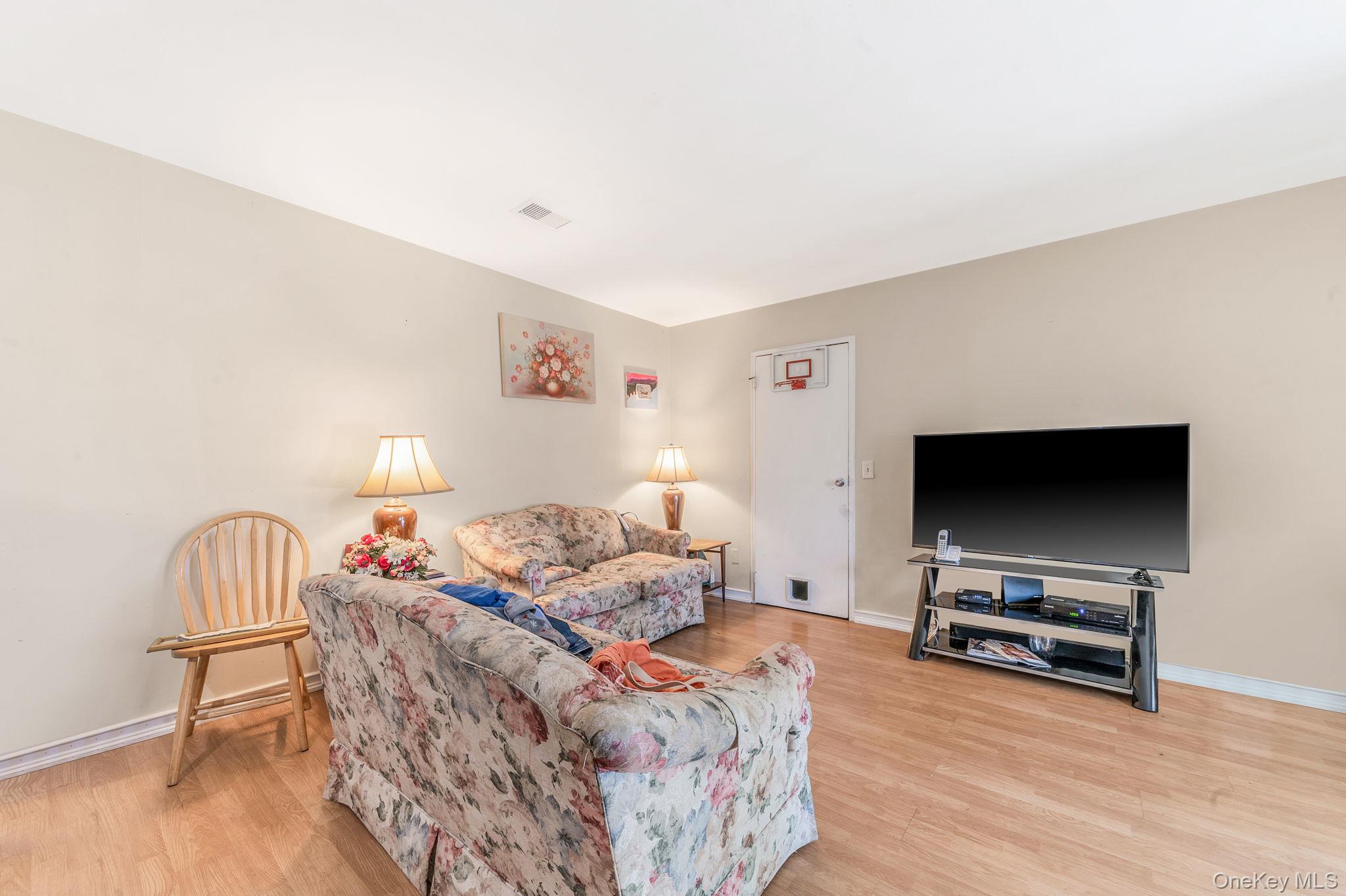 #2 photo, 9 Kiowa Court, সাফোক কাউন্টি Coram , NY 11727