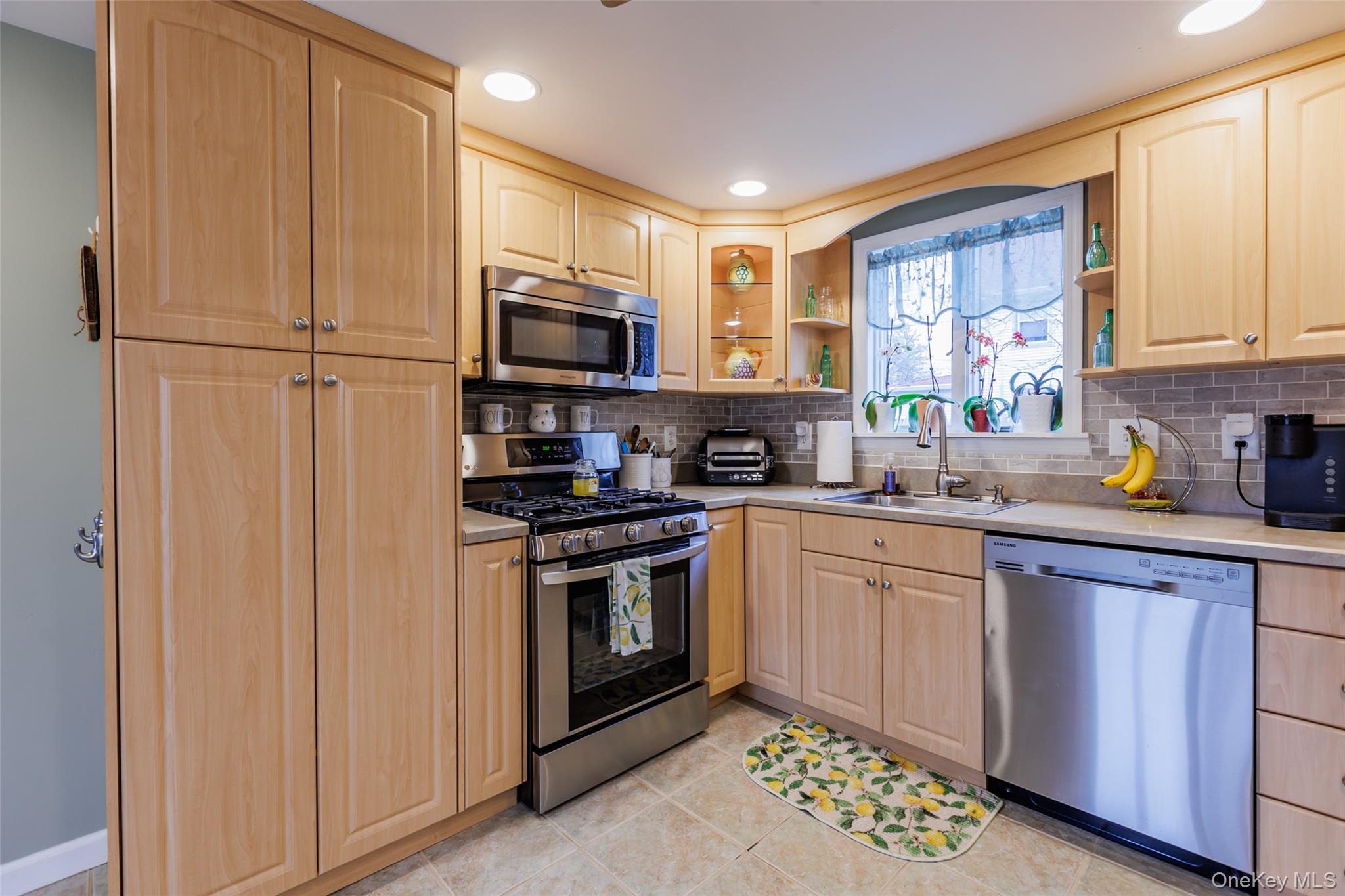 #7 photo, 5 Wall Street, East Islip , NY 11730