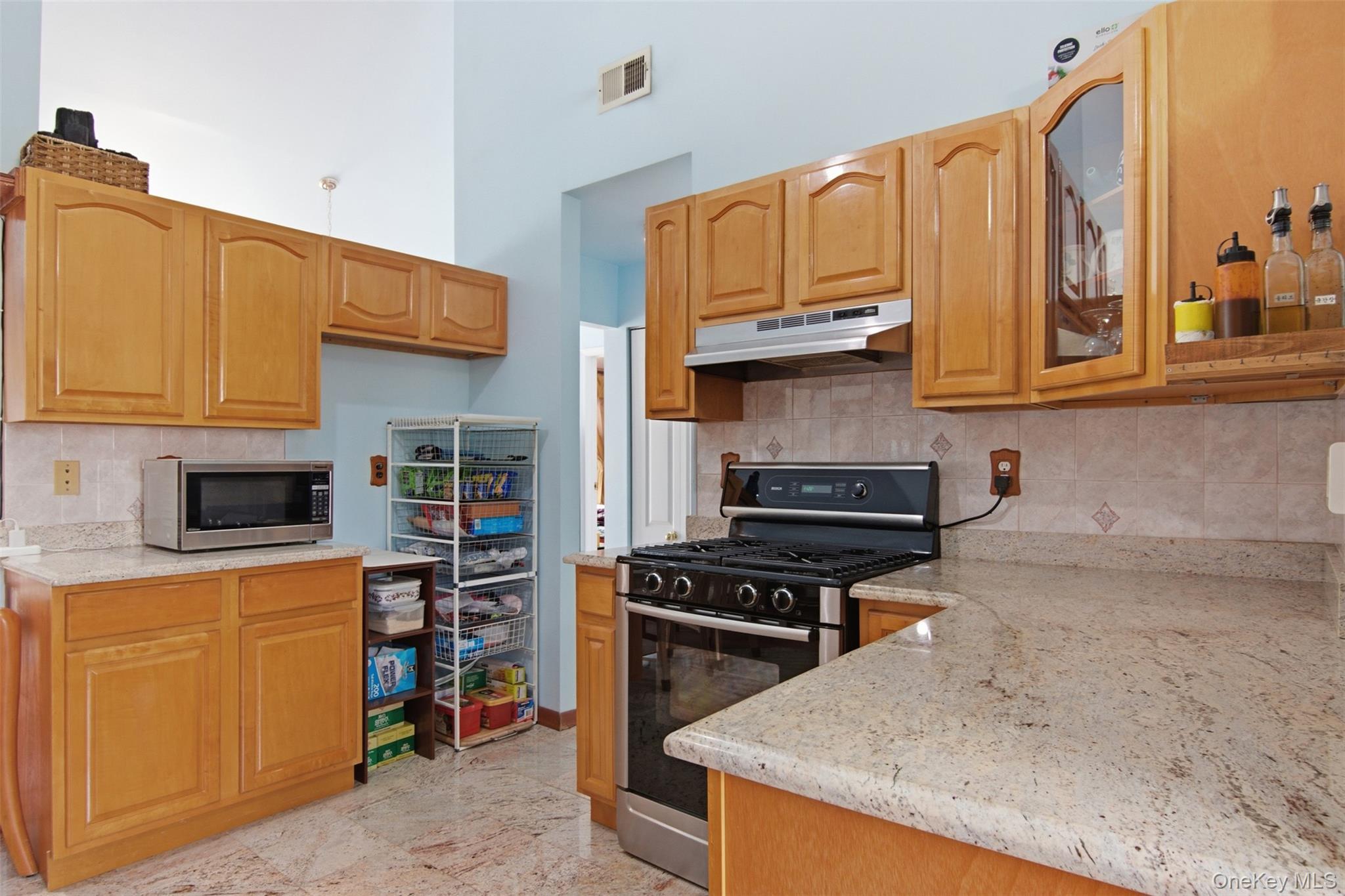 #12 photo, 11 Royal Drive, 롱 아일랜드 Coram , NY 11727