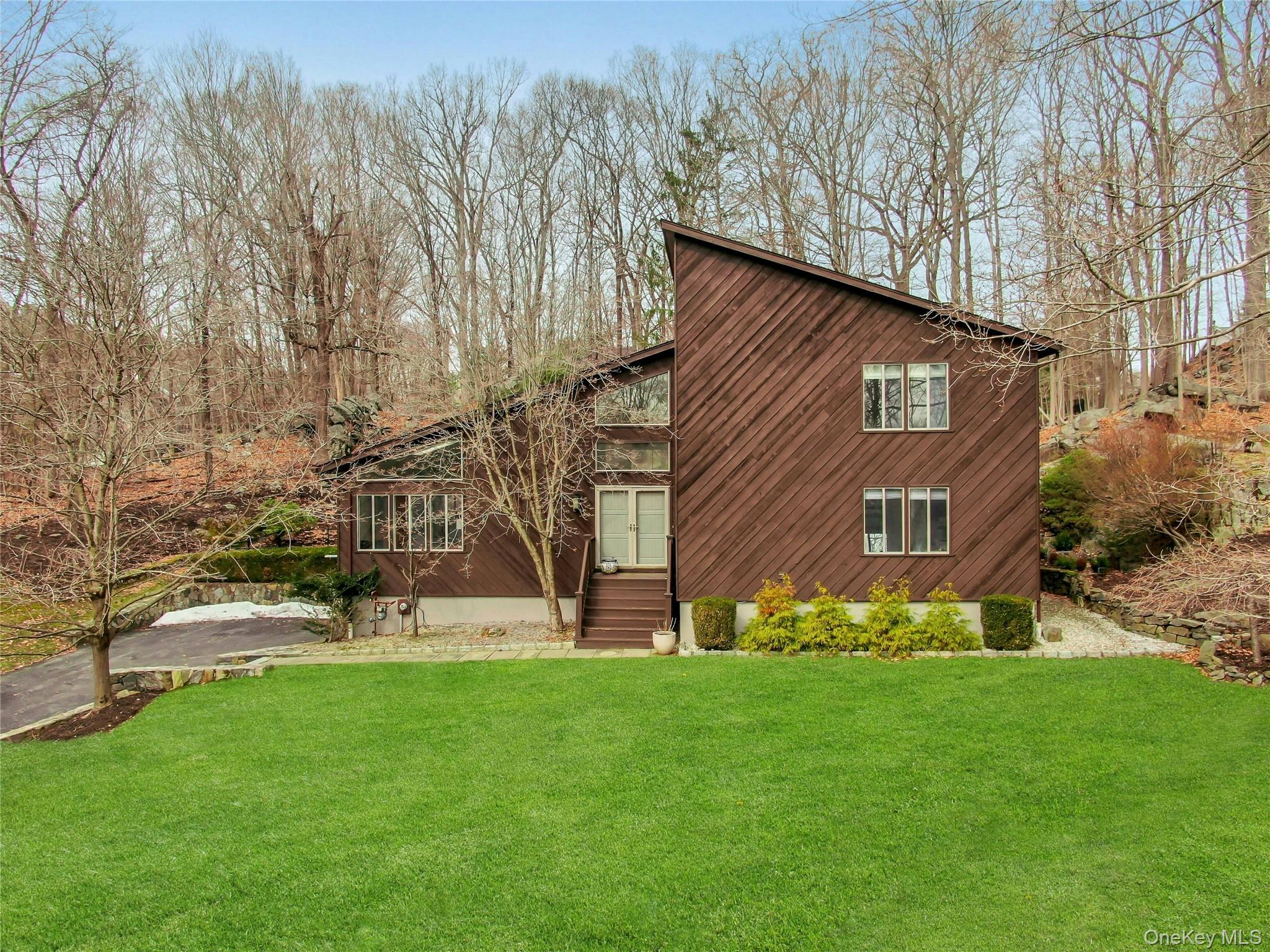 #1 photo, 17 Chester Court, Cortlandt Manor , NY 10567