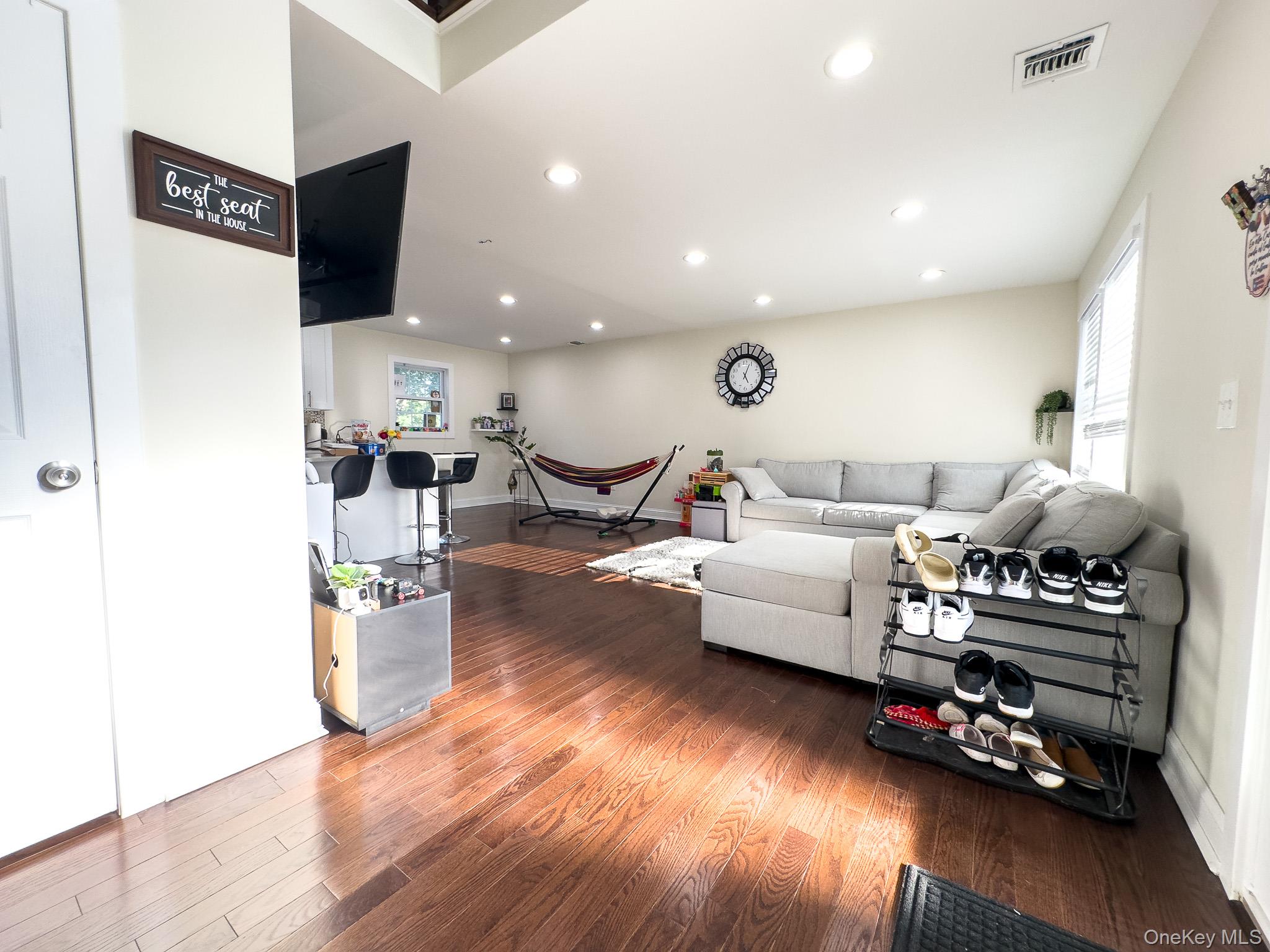 #2 photo, 71 Penn Street, 롱 아일랜드 Lake Grove , NY 11755