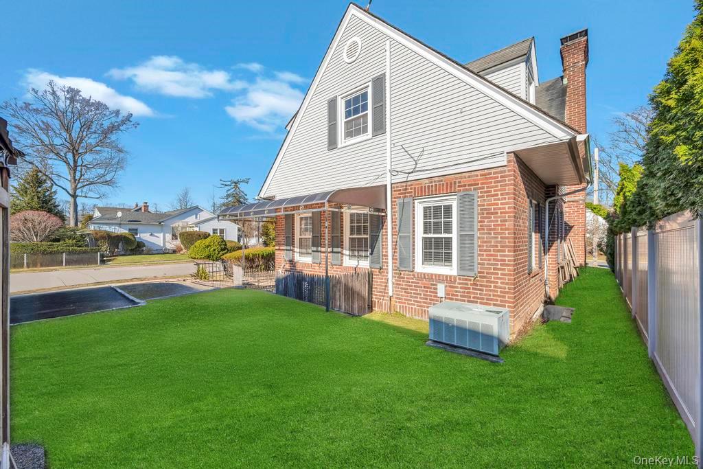 #3 photo, 345 Plainfield Street, वेस्टबरी Westbury , NY 11590