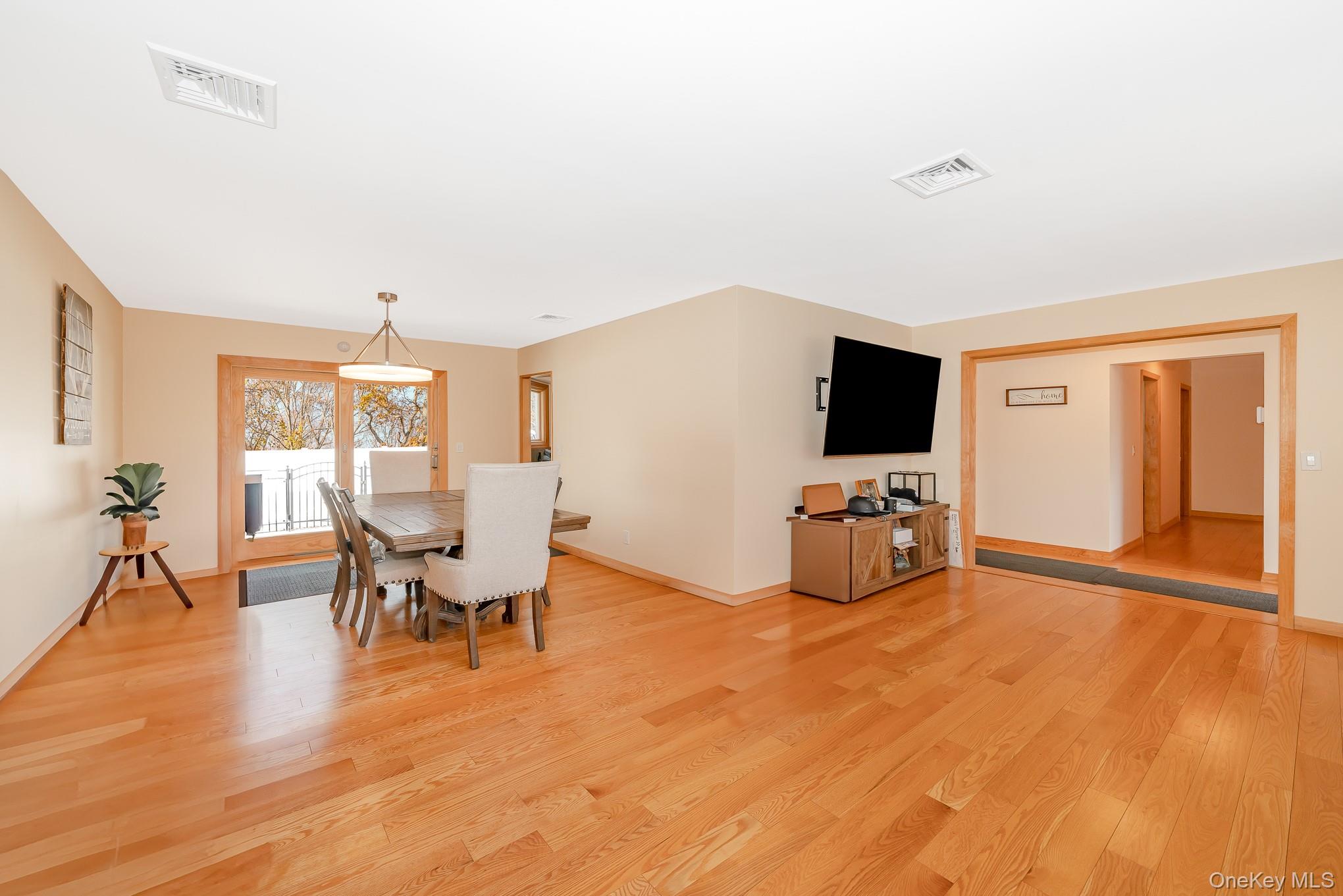 #5 photo, 242 Singingwood Drive, 롱 아일랜드 Holbrook , NY 11741