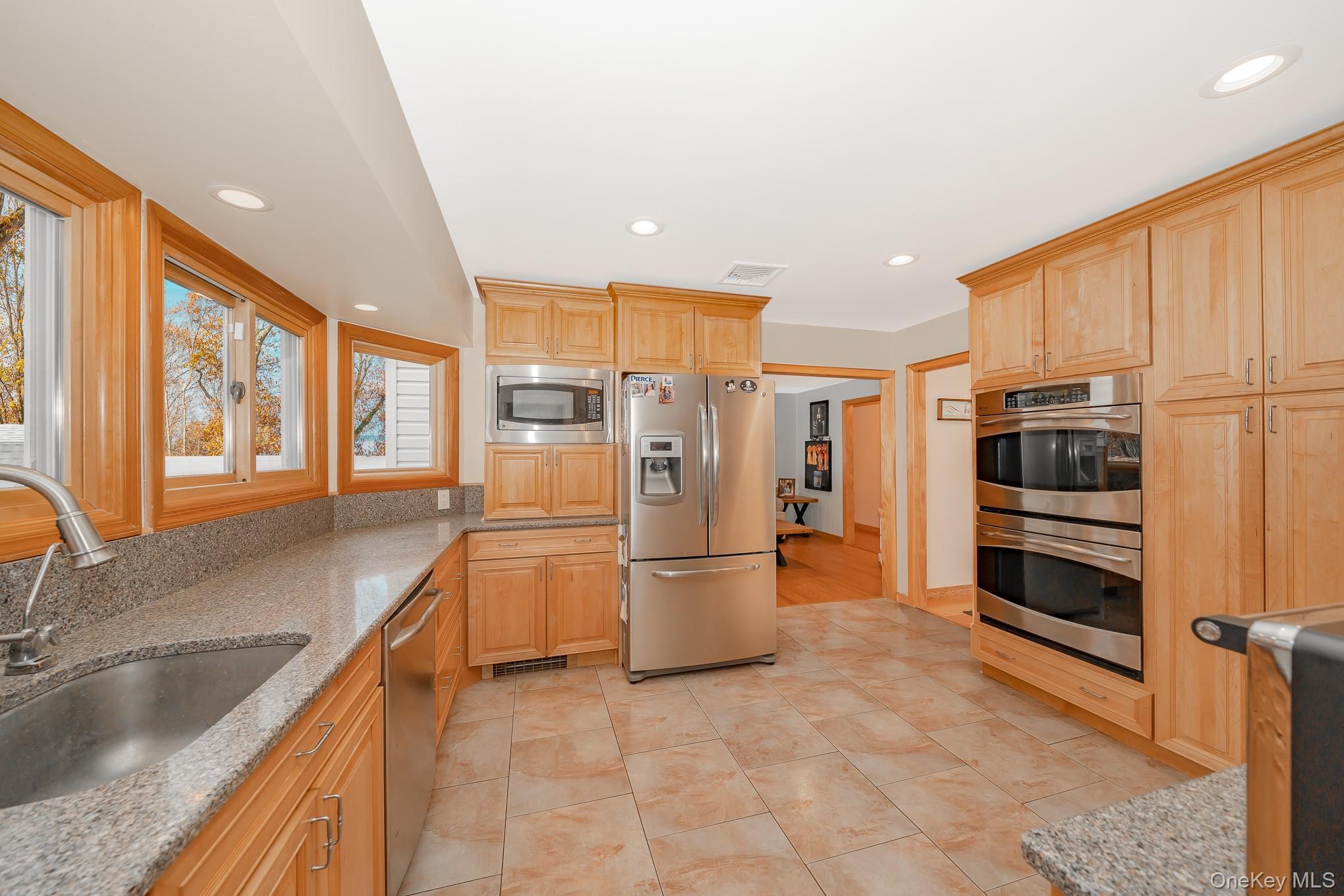 #7 photo, 242 Singingwood Drive, 롱 아일랜드 Holbrook , NY 11741