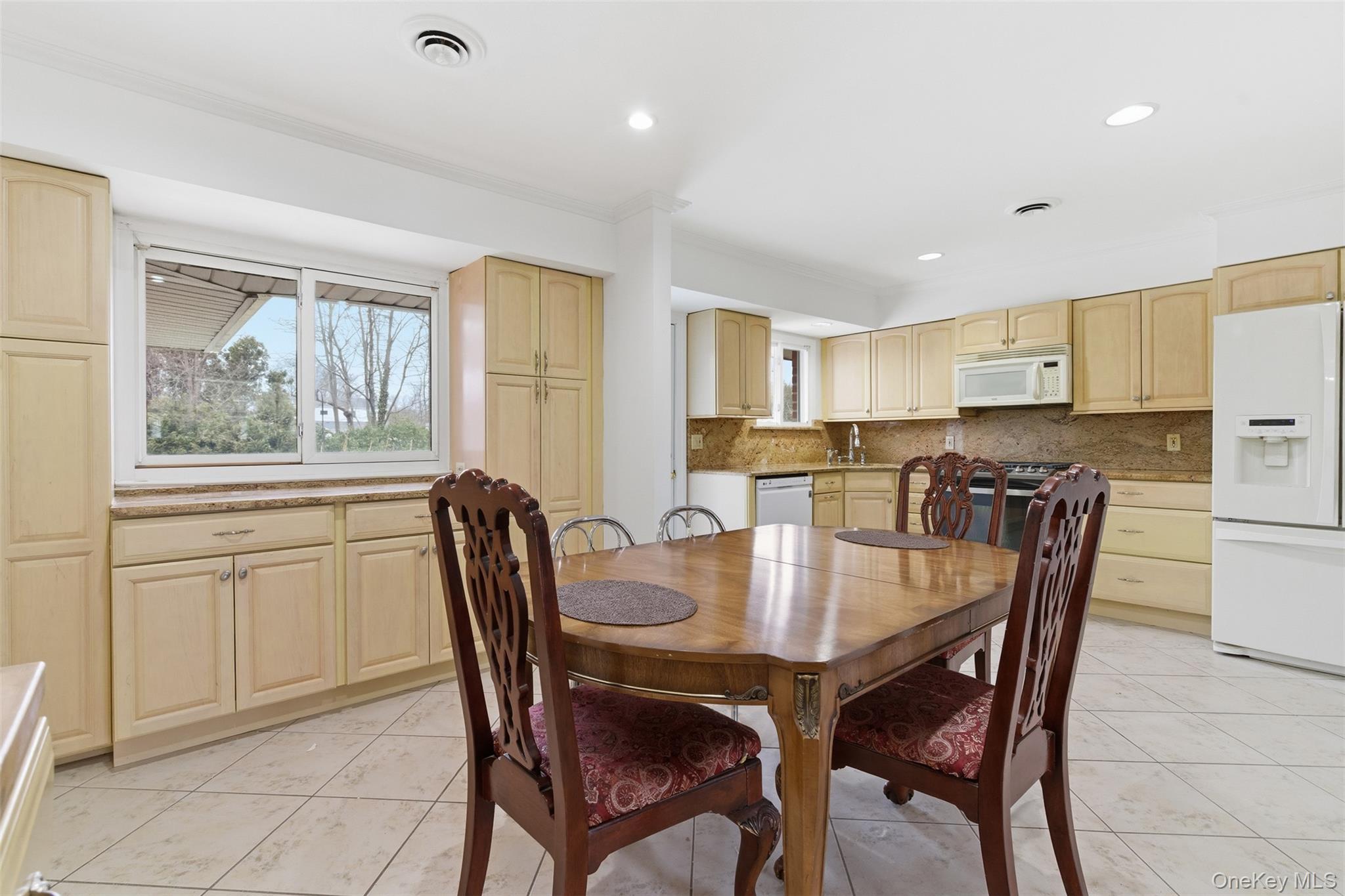 #6 photo, 137 Burr Road, East Northport , NY 11731