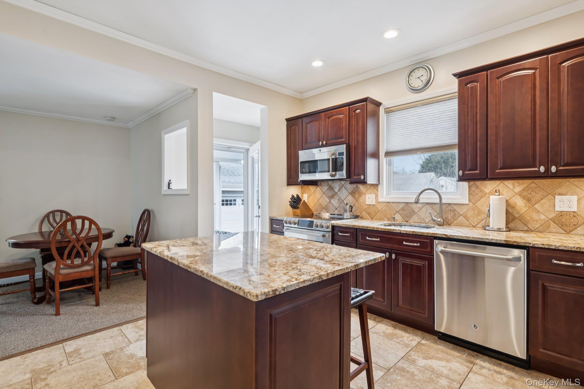 #12 photo, 449 S 1st Street, সাফোক কাউন্টি Lindenhurst , NY 11757