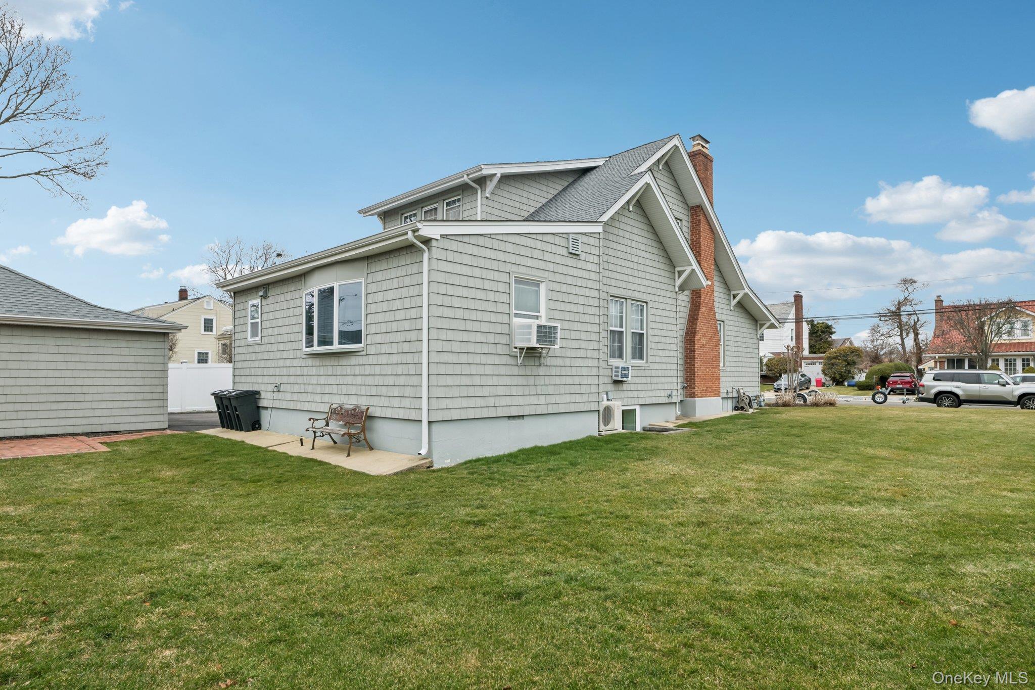 #4 photo, 449 S 1st Street, সাফোক কাউন্টি Lindenhurst , NY 11757