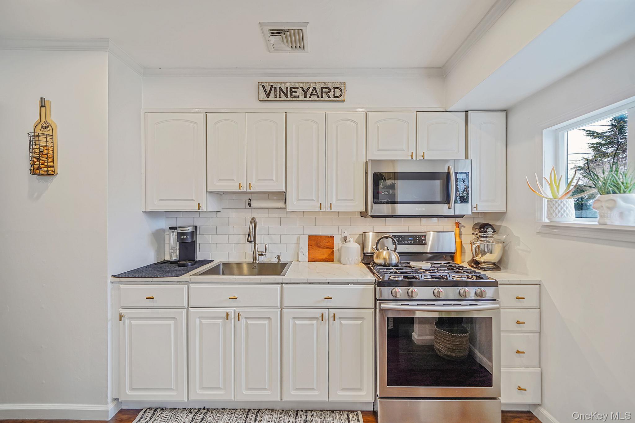 #10 photo, 78 Emerson Avenue, নাসাউ কাউন্টি Levittown , NY 11756