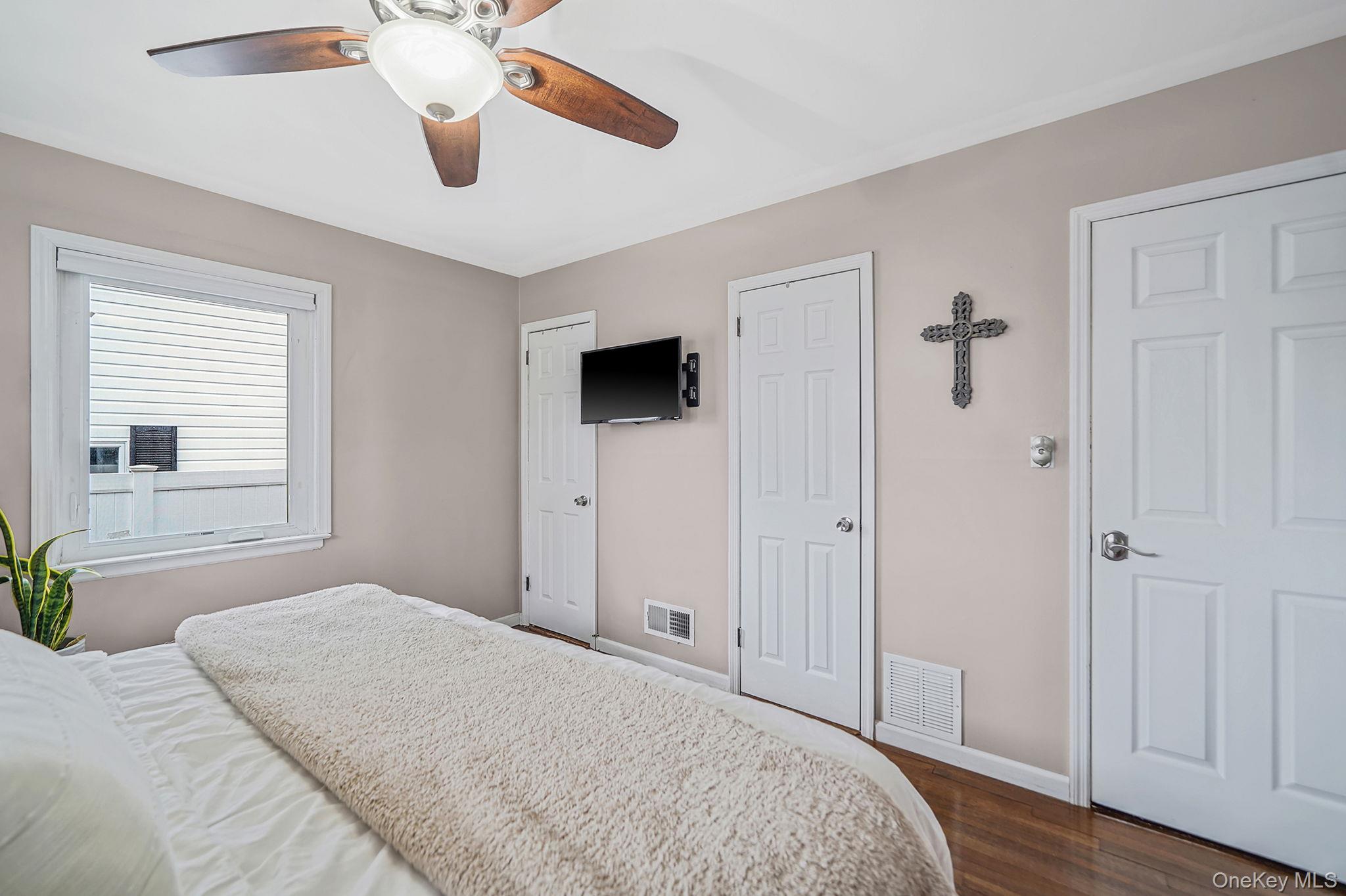 #12 photo, 78 Emerson Avenue, নাসাউ কাউন্টি Levittown , NY 11756